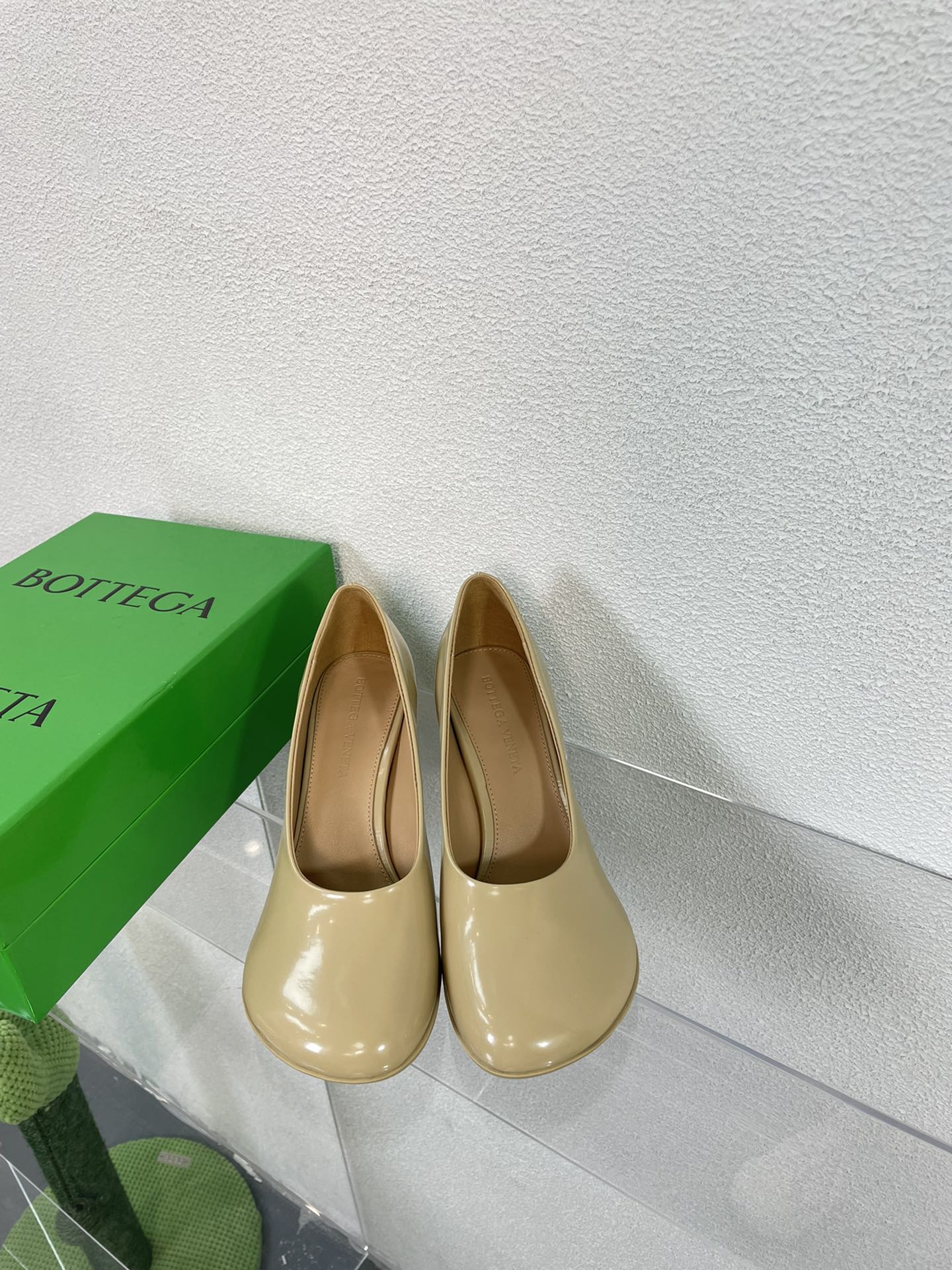 BOTTEGA VENETA ATOMIC HIGH PUMP 9 CM IN BISQUE BEIGE CALFSKIN