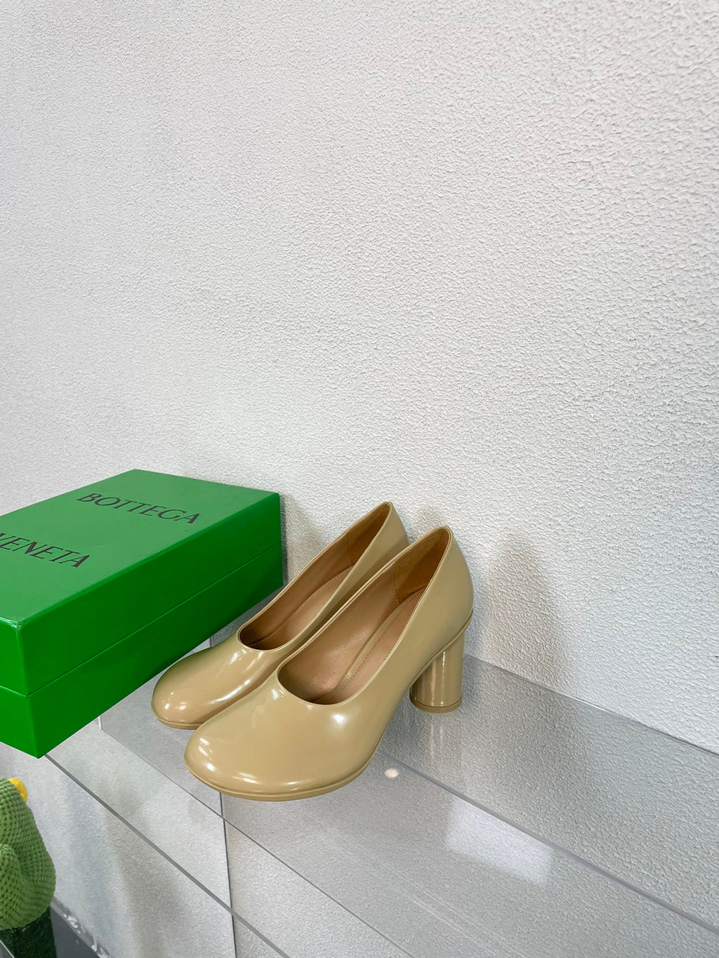 BOTTEGA VENETA ATOMIC HIGH PUMP 9 CM IN BISQUE BEIGE CALFSKIN
