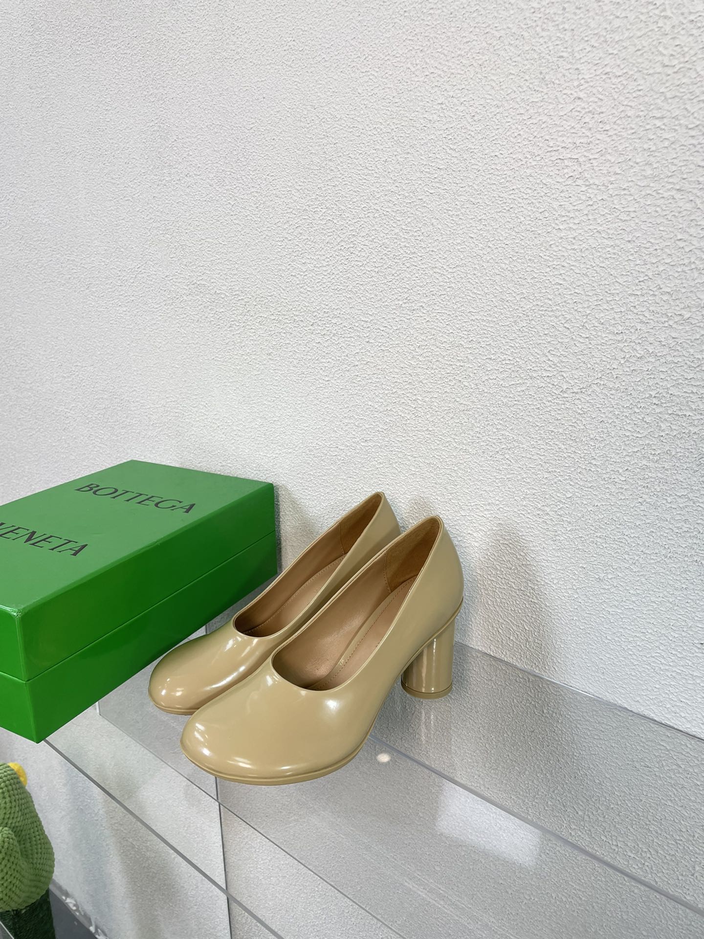 BOTTEGA VENETA ATOMIC HIGH PUMP 9 CM IN BISQUE BEIGE CALFSKIN