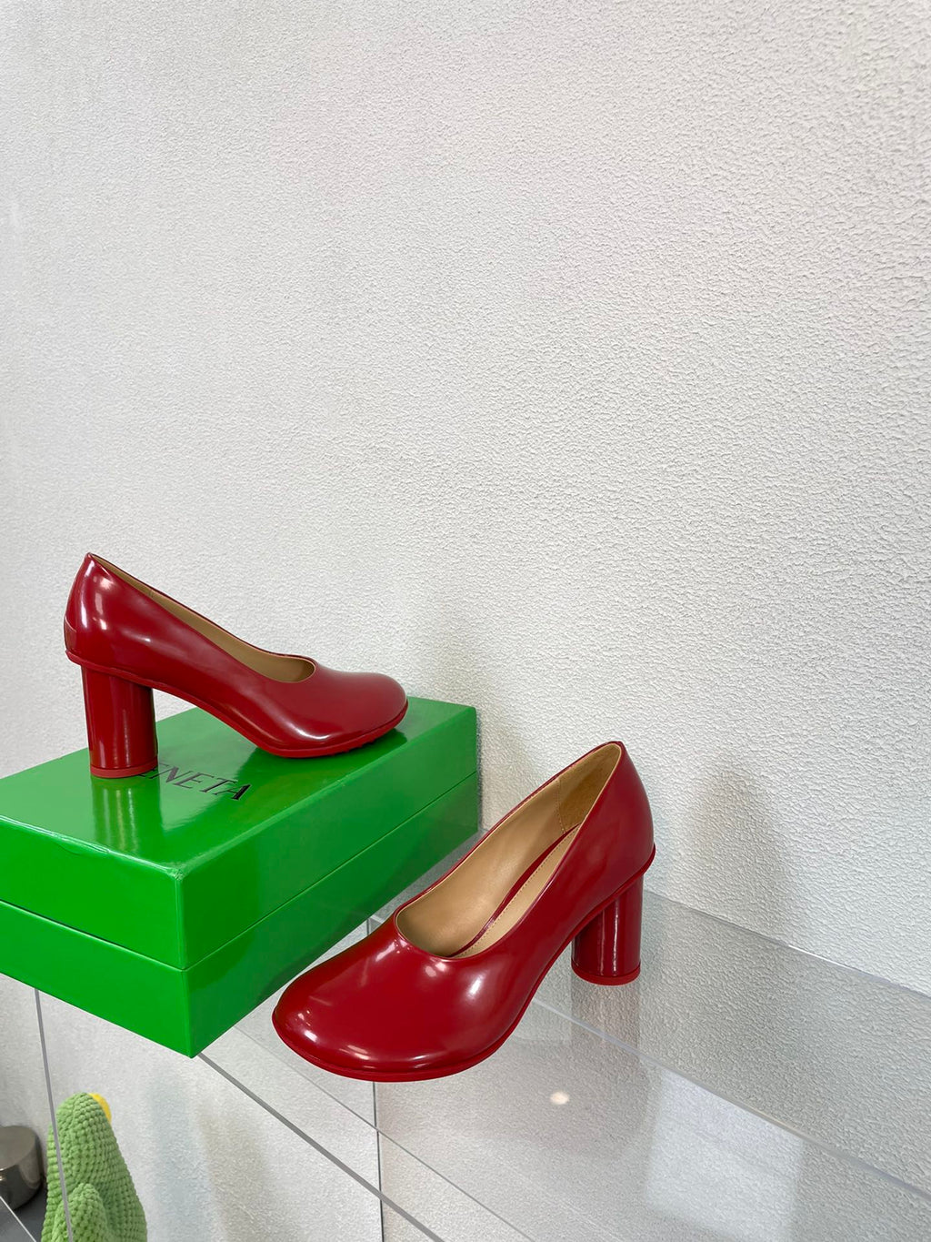 BOTTEGA VENETA ATOMIC HIGH PUMP 9 CM IN RUBY RED CALFSKIN