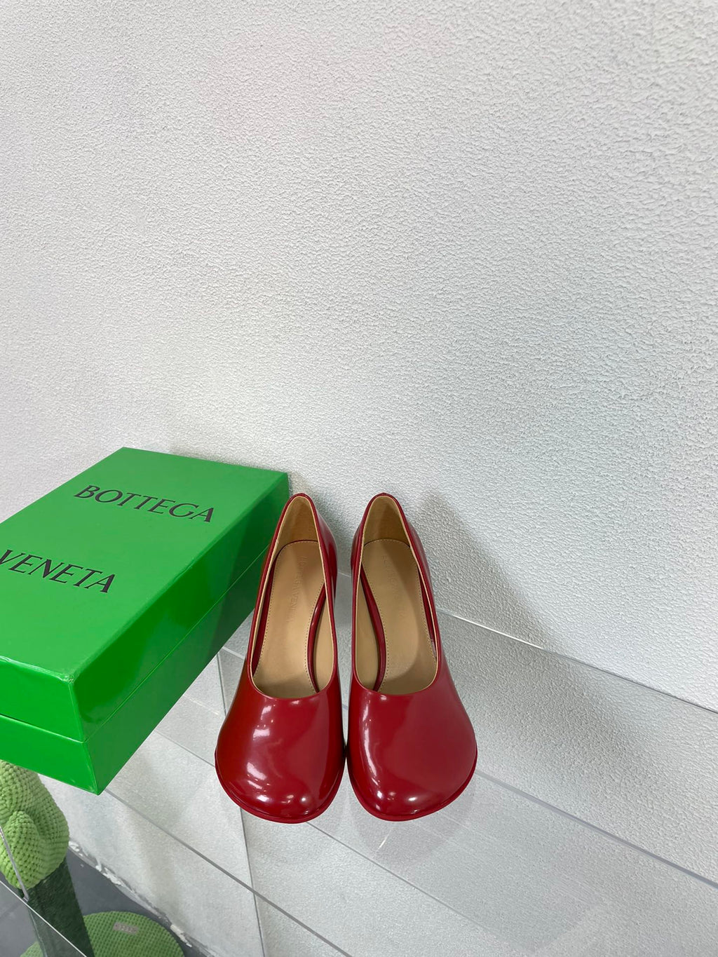 BOTTEGA VENETA ATOMIC HIGH PUMP 9 CM IN RUBY RED CALFSKIN
