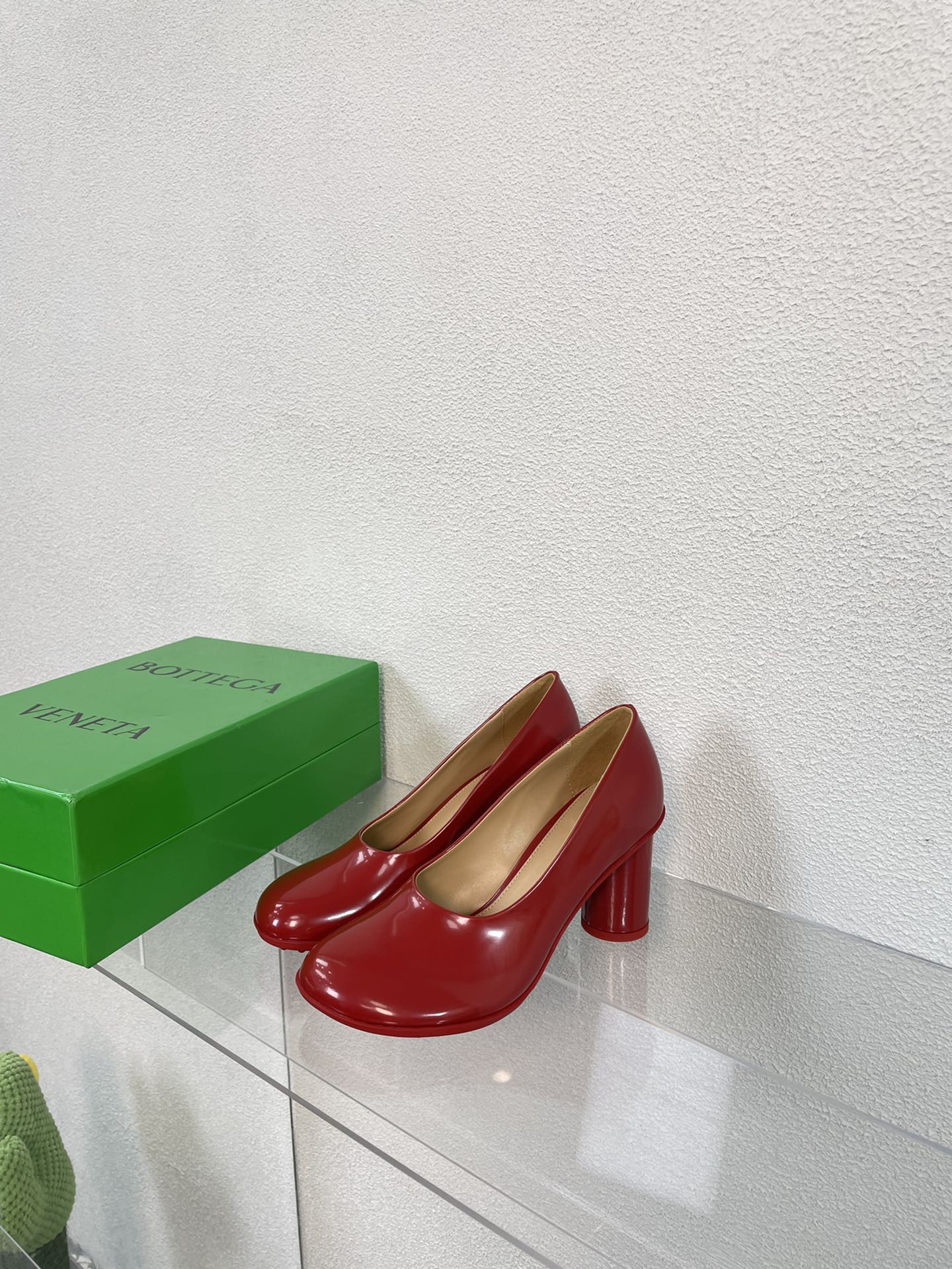 BOTTEGA VENETA ATOMIC HIGH PUMP 9 CM IN RUBY RED CALFSKIN