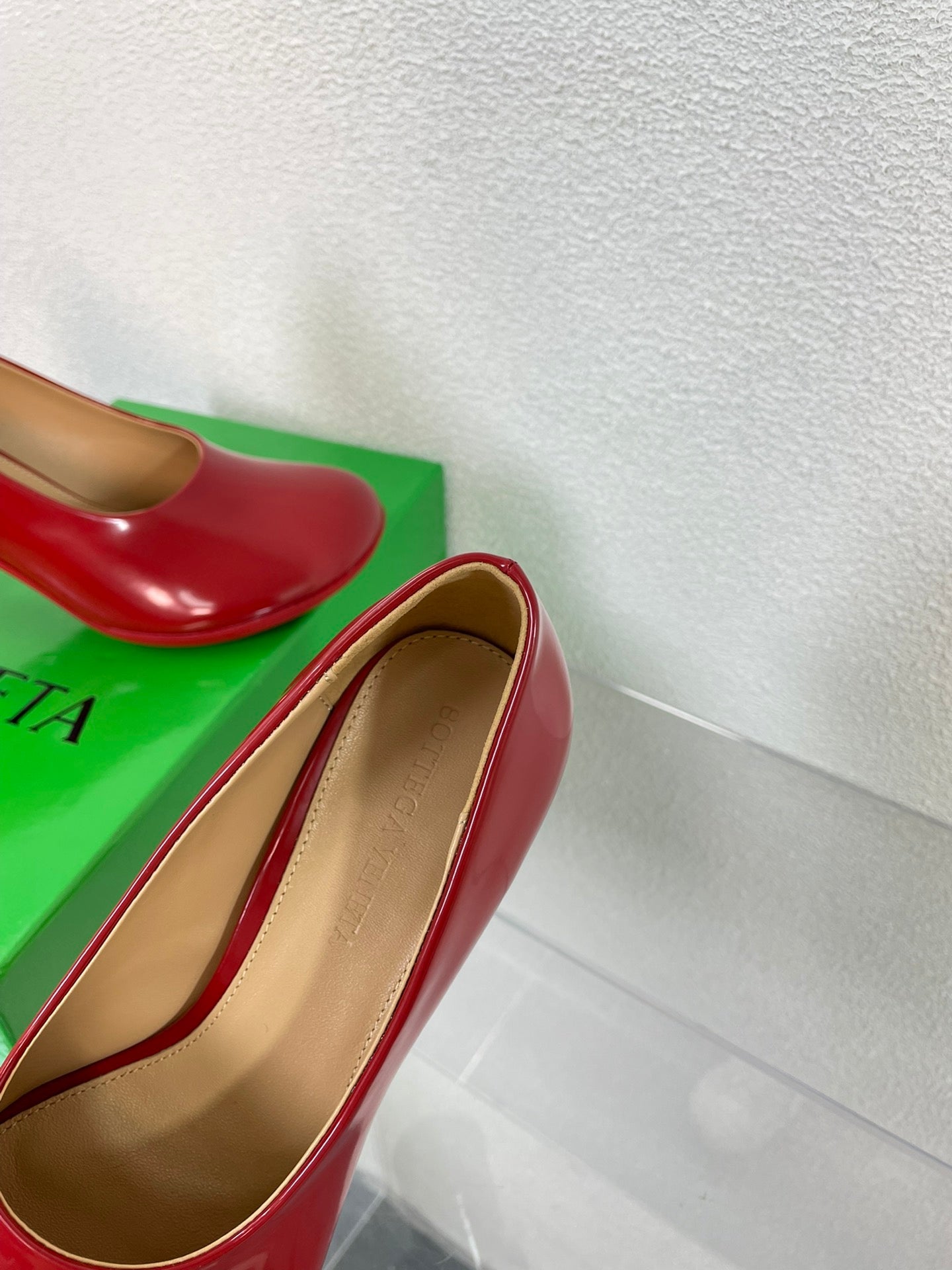 BOTTEGA VENETA ATOMIC HIGH PUMP 9 CM IN RUBY RED CALFSKIN