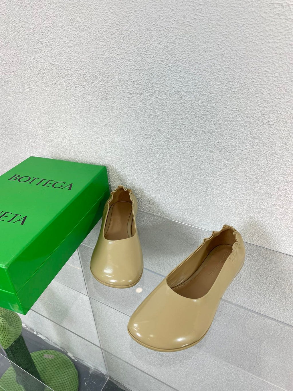 BOTTEGA VENETA ATOMIC BALLERINA FLAT IN BISQUE BEIGE CALFSKIN