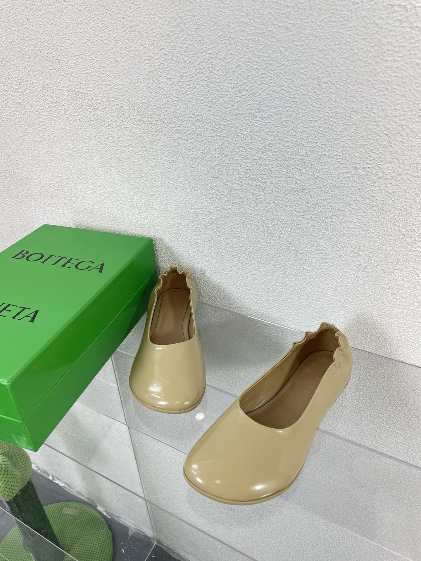 BOTTEGA VENETA ATOMIC BALLERINA FLAT IN BISQUE BEIGE CALFSKIN