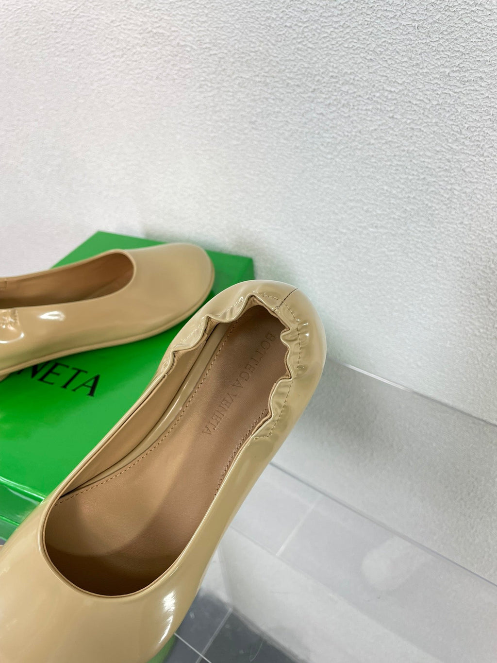 BOTTEGA VENETA ATOMIC BALLERINA FLAT IN BISQUE BEIGE CALFSKIN