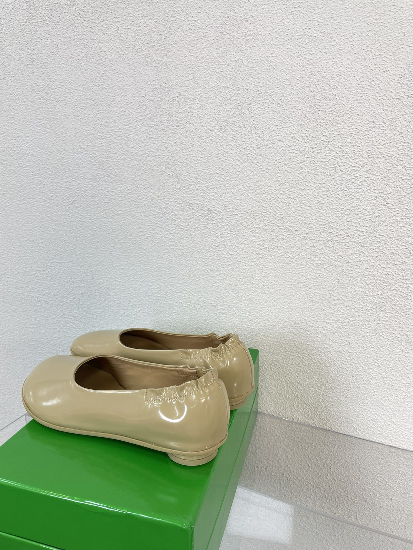 BOTTEGA VENETA ATOMIC BALLERINA FLAT IN BISQUE BEIGE CALFSKIN