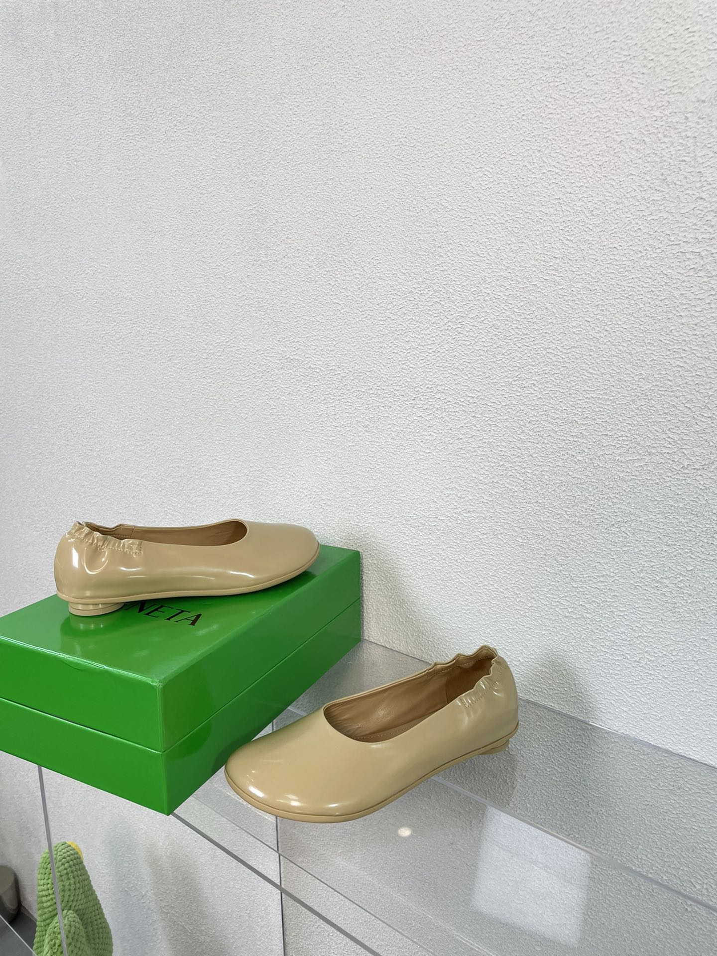 BOTTEGA VENETA ATOMIC BALLERINA FLAT IN BISQUE BEIGE CALFSKIN