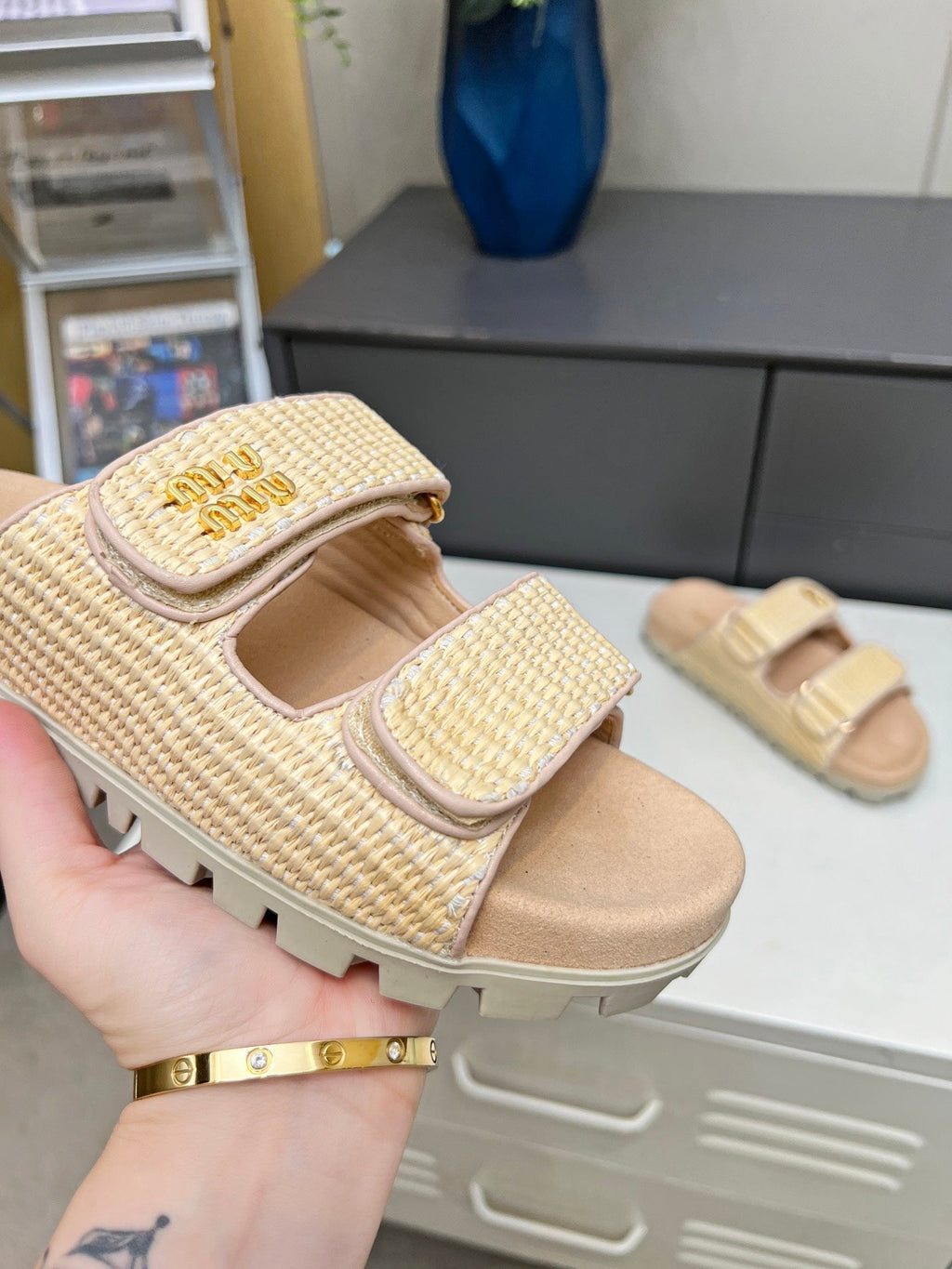 MM DOUBLE STRAP FLAT SANDALS IN BEIGE RAFFIA