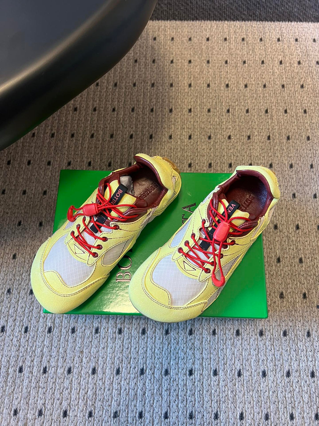BOTTEGA VENETA 26S SNEAKERS IN LIGHT YELLOW SUEDE AND CREAM WHITE MESH FABRIC
