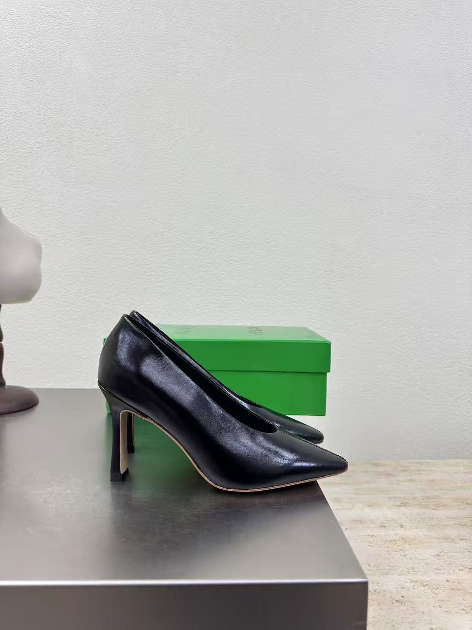 BOTTEGA VENETA HIGH PUMP IN BLACK SHINY CALFSKIN