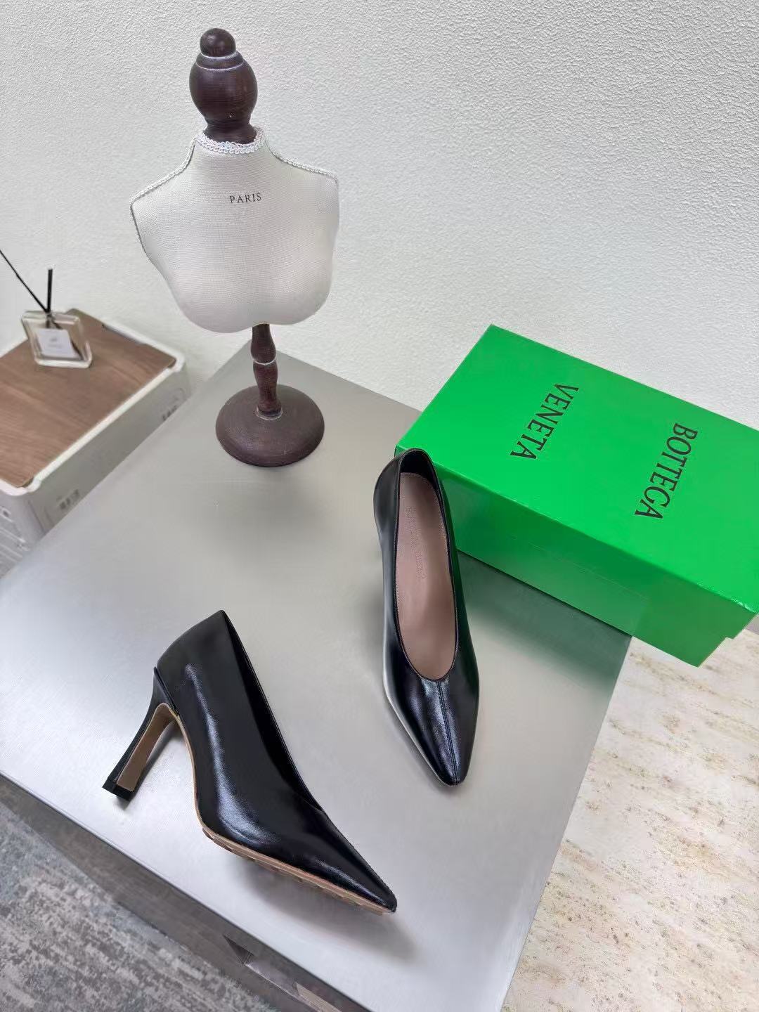 BOTTEGA VENETA HIGH PUMP IN BLACK SHINY CALFSKIN