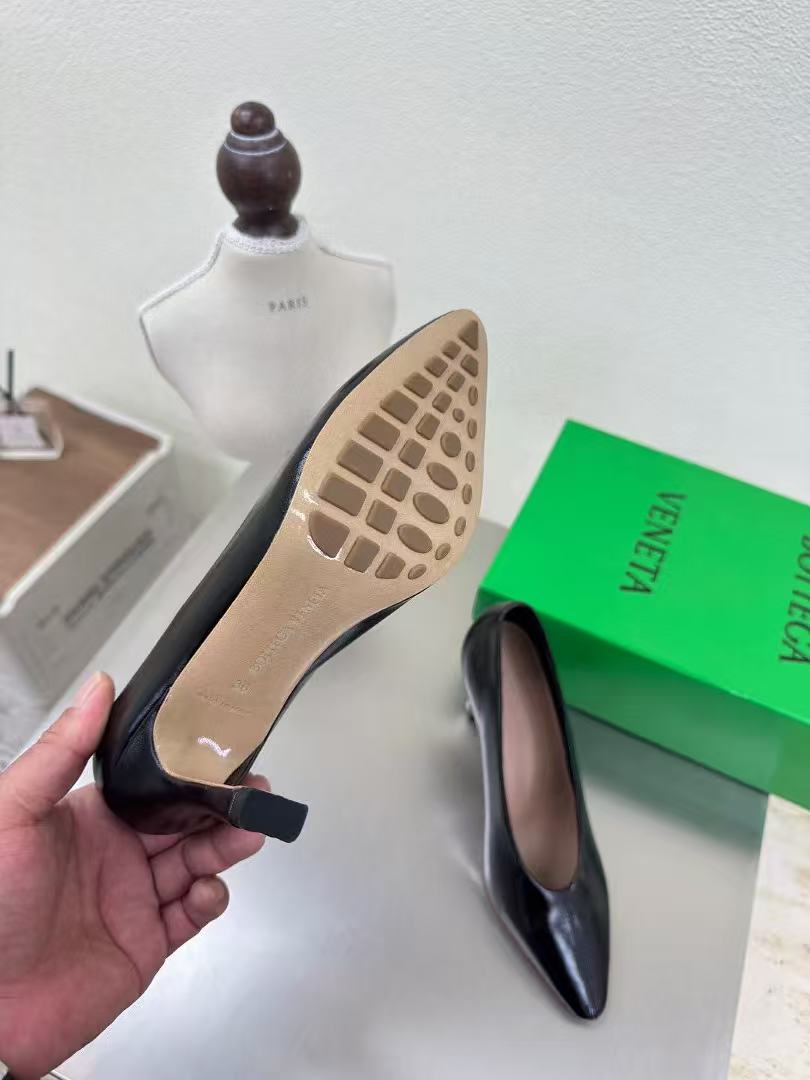 BOTTEGA VENETA HIGH PUMP IN BLACK SHINY CALFSKIN