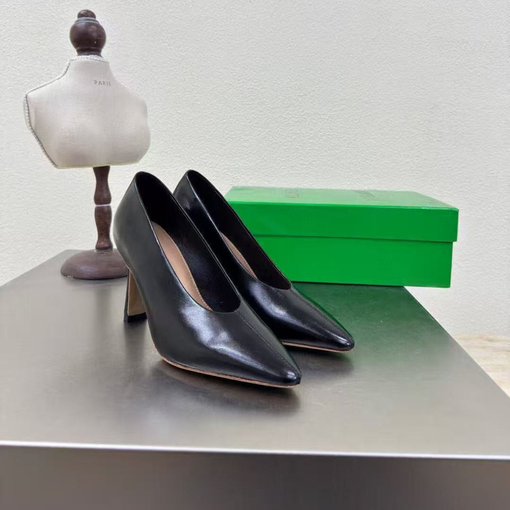 BOTTEGA VENETA HIGH PUMP IN BLACK SHINY CALFSKIN