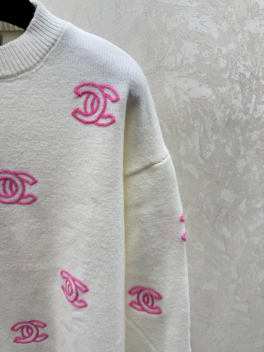 CHANEL 25S LONG-SLEEVE ROUND-NECK SWEATER 526