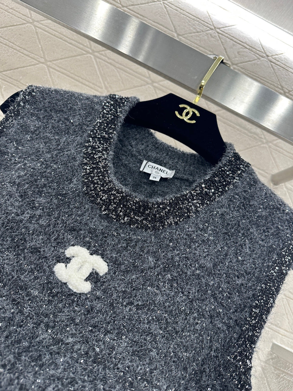 CHANEL 26S SLEEVELESS KNITTED SEQUIN BLAZER 664