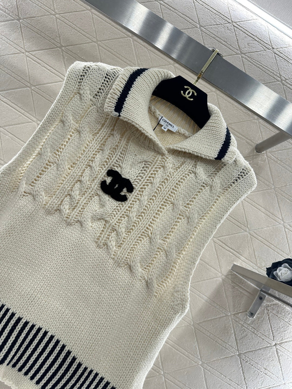 CHANEL 26S SLEEVELESS COLLARED KNITTED BLAZER 696