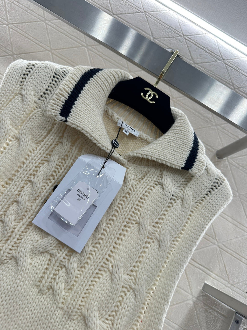 CHANEL 26S SLEEVELESS COLLARED KNITTED BLAZER 696