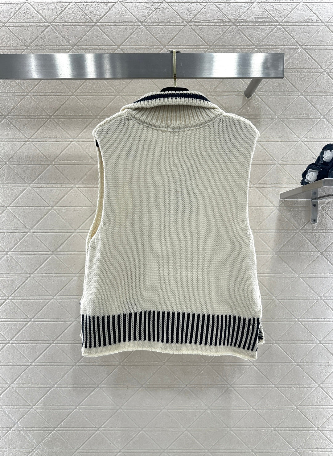 CHANEL 26S SLEEVELESS COLLARED KNITTED BLAZER 696