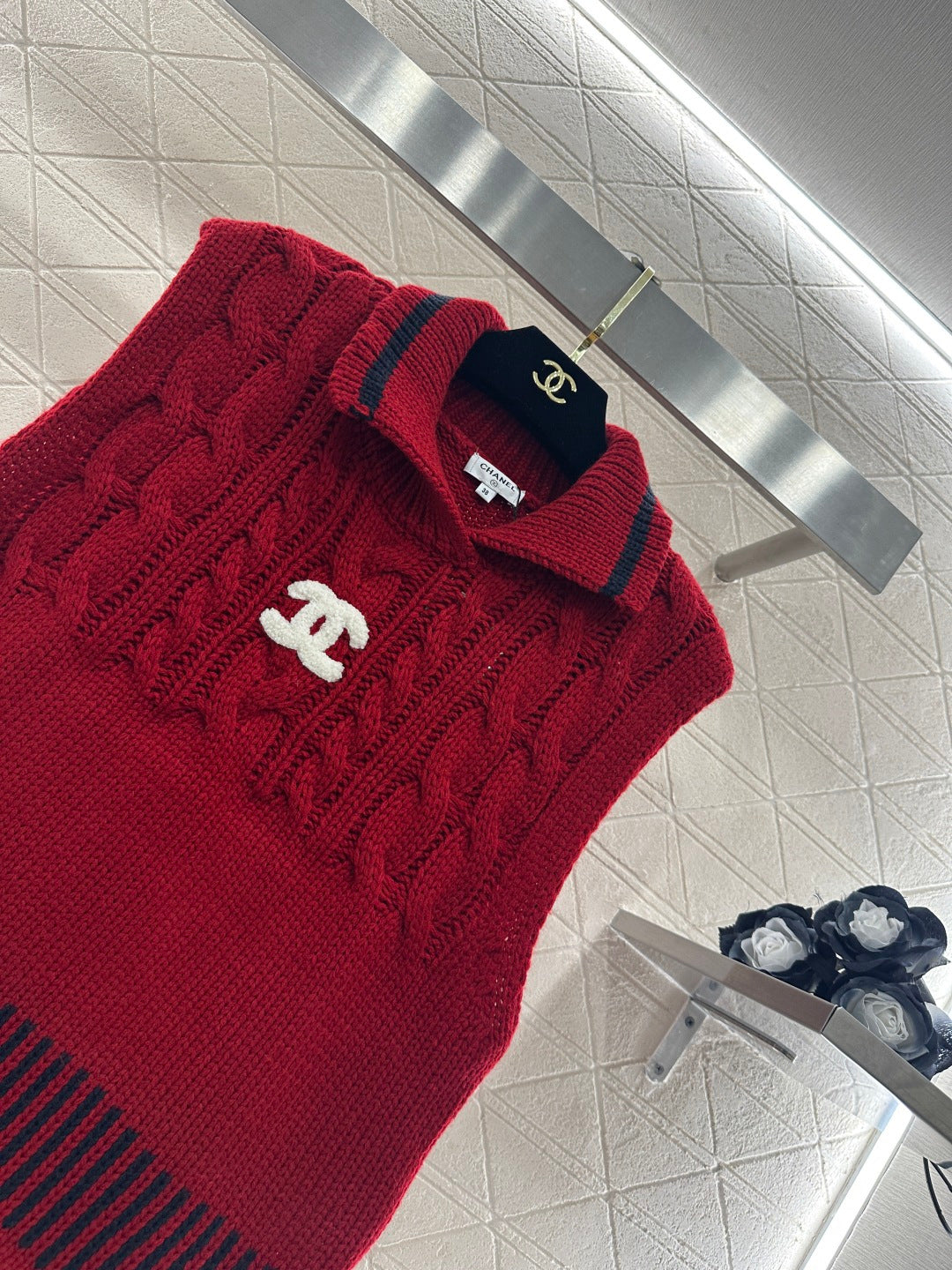 CHANEL 26S SLEEVELESS COLLARED KNITTED BLAZER 697