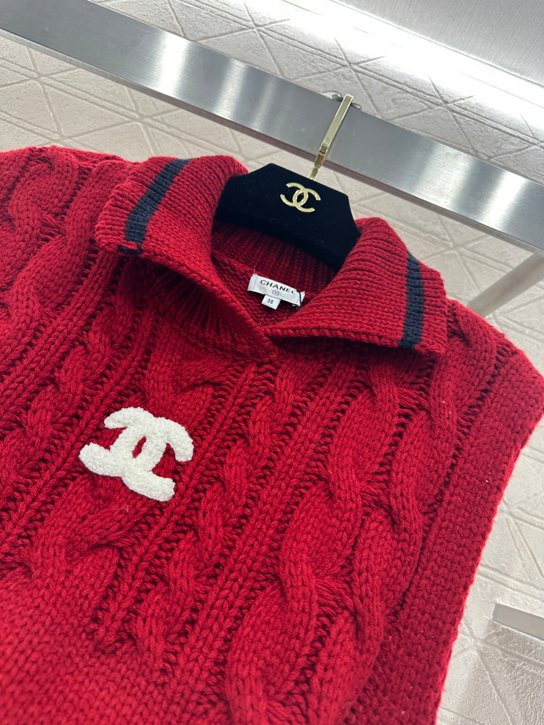 CHANEL 26S SLEEVELESS COLLARED KNITTED BLAZER 697