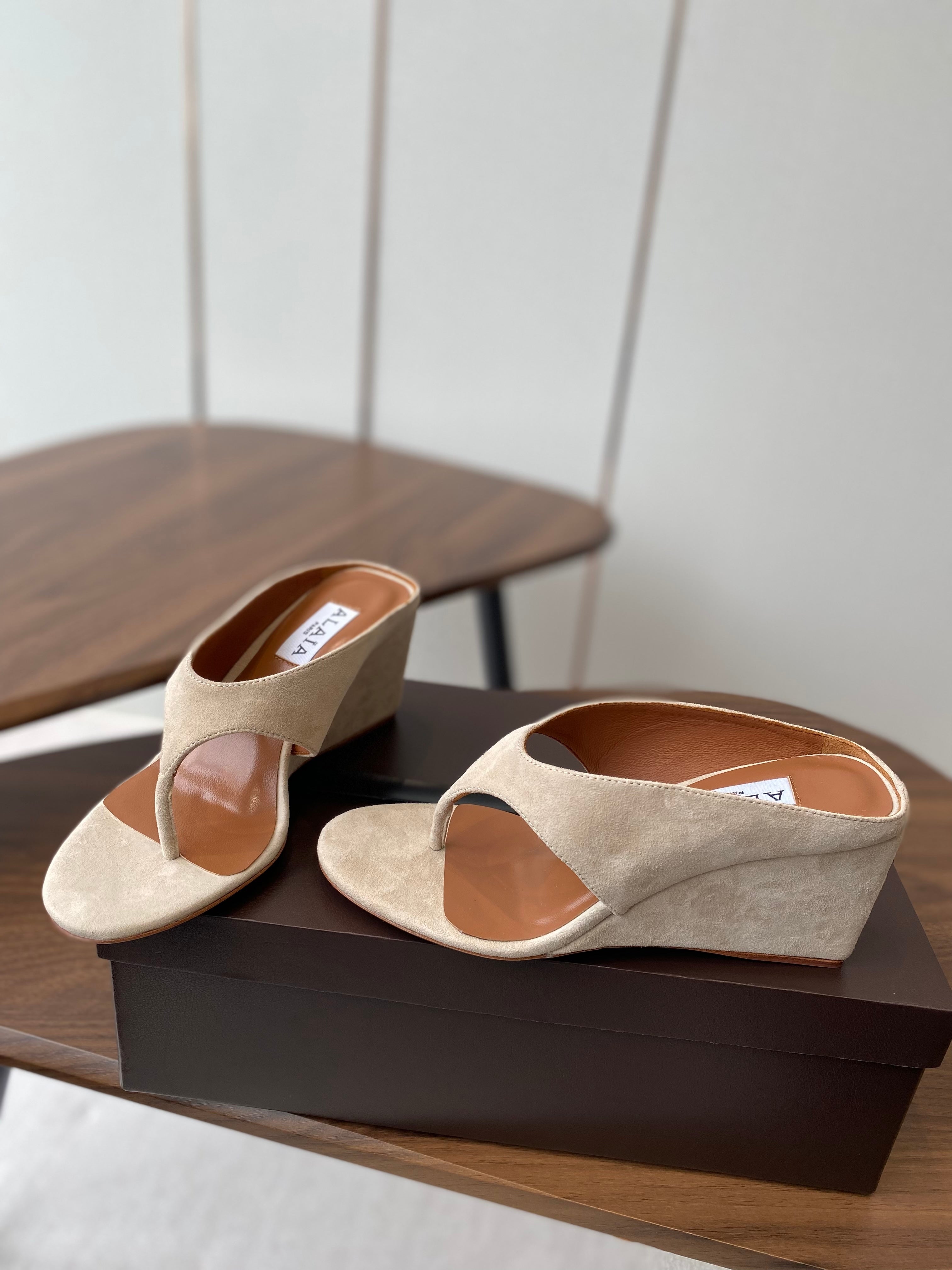 ALAIA WEDGE THONG SANDALS 25S IN LIGHT BEIGE SUEDE