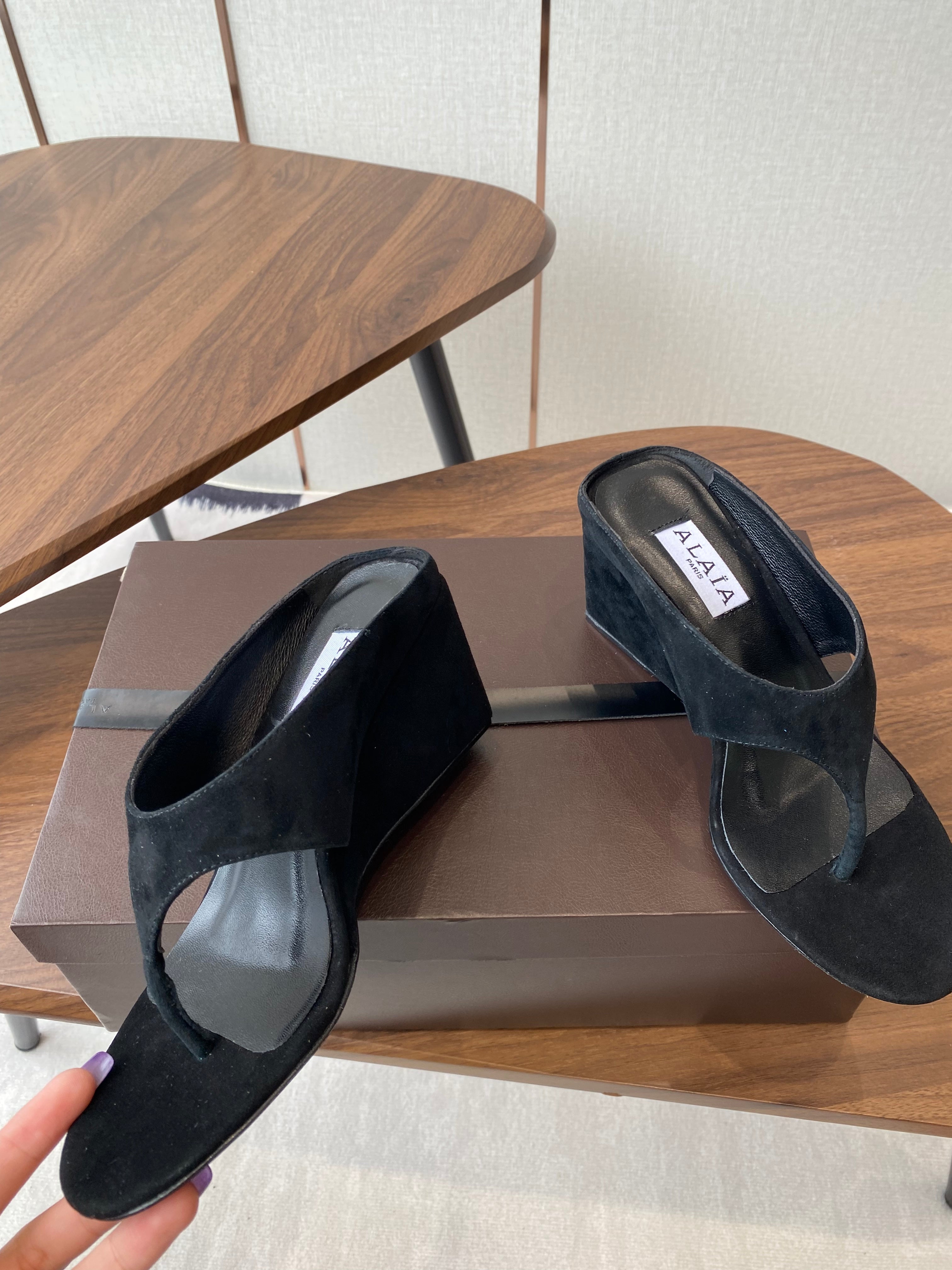 ALAIA WEDGE THONG SANDALS 25S IN BLACK SUEDE