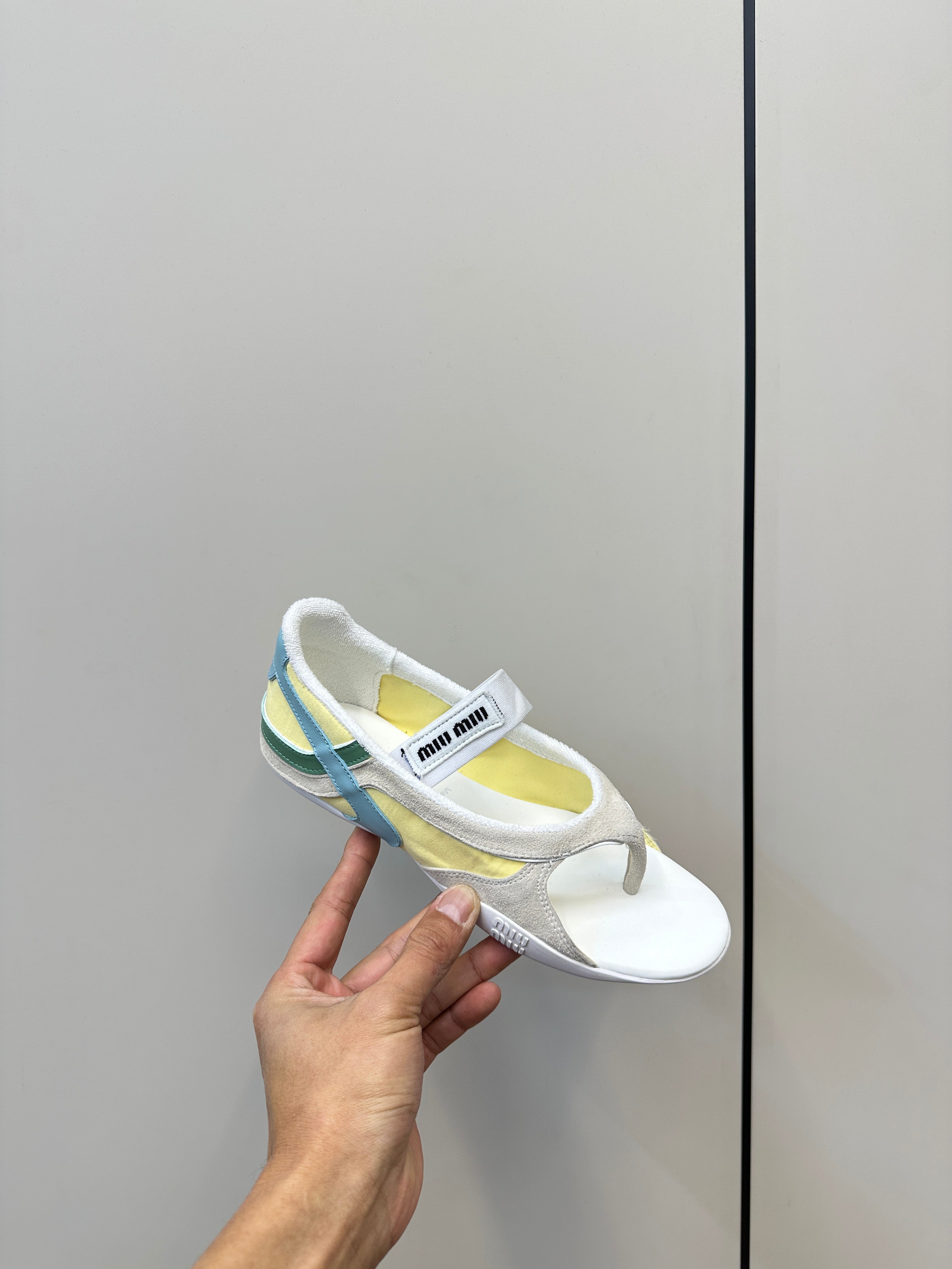 THONG SANDALS IN BEIGE SUEDE MIX YELLOW TECH FABRIC
