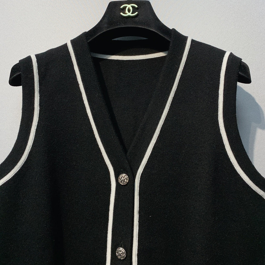 CHANEL 26S SLEEVELESS V-NECK BLAZER 670