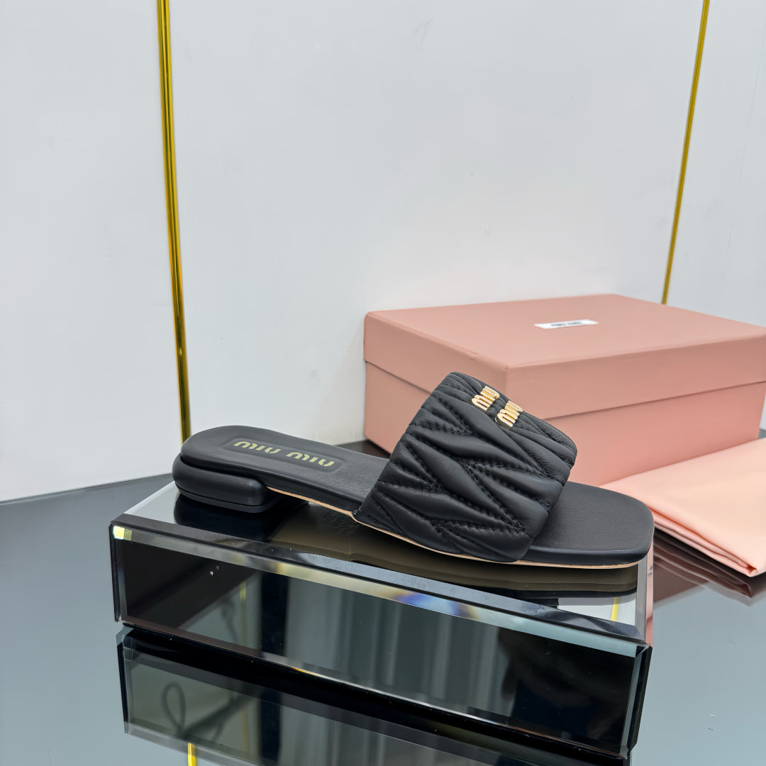 MATELASSÉ SLIDES IN BLACK CALFSKIN