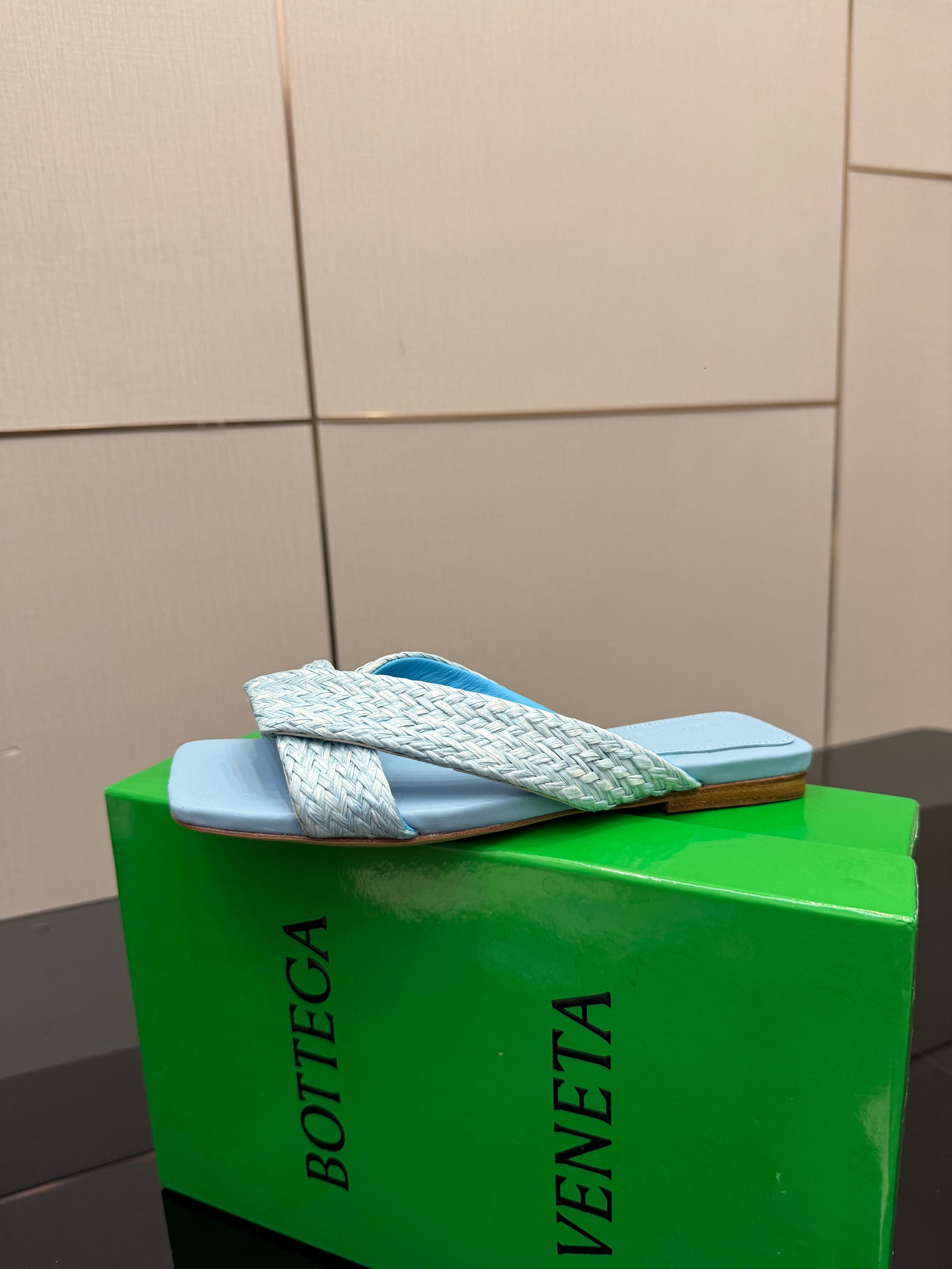 BOTTEGA VENETA 26S SANDALS IN LIGHT BLUE CALFSKIN AND RAFFIA
