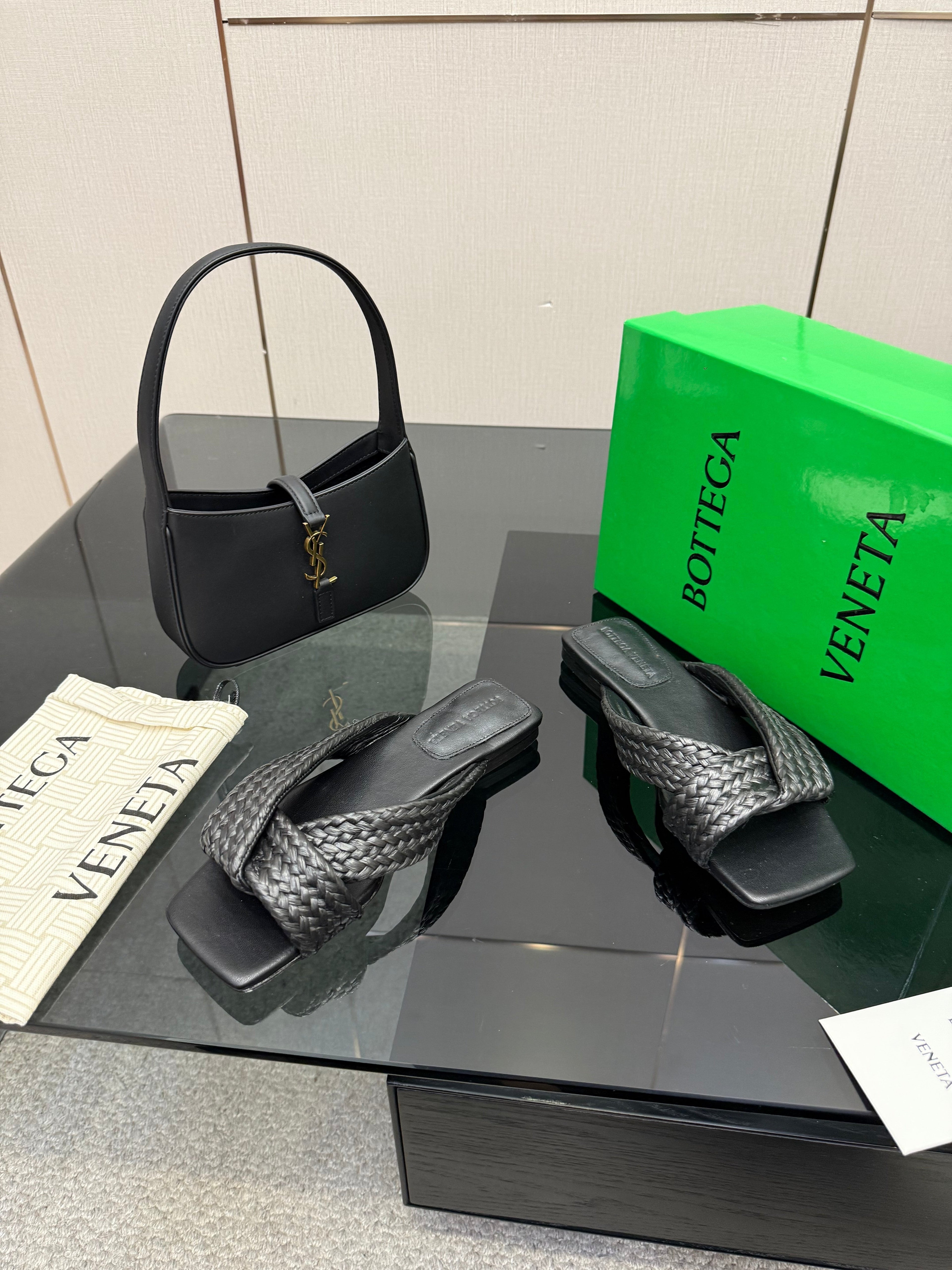 BOTTEGA VENETA 26S SANDALS IN BLACK CALFSKIN AND RAFFIA