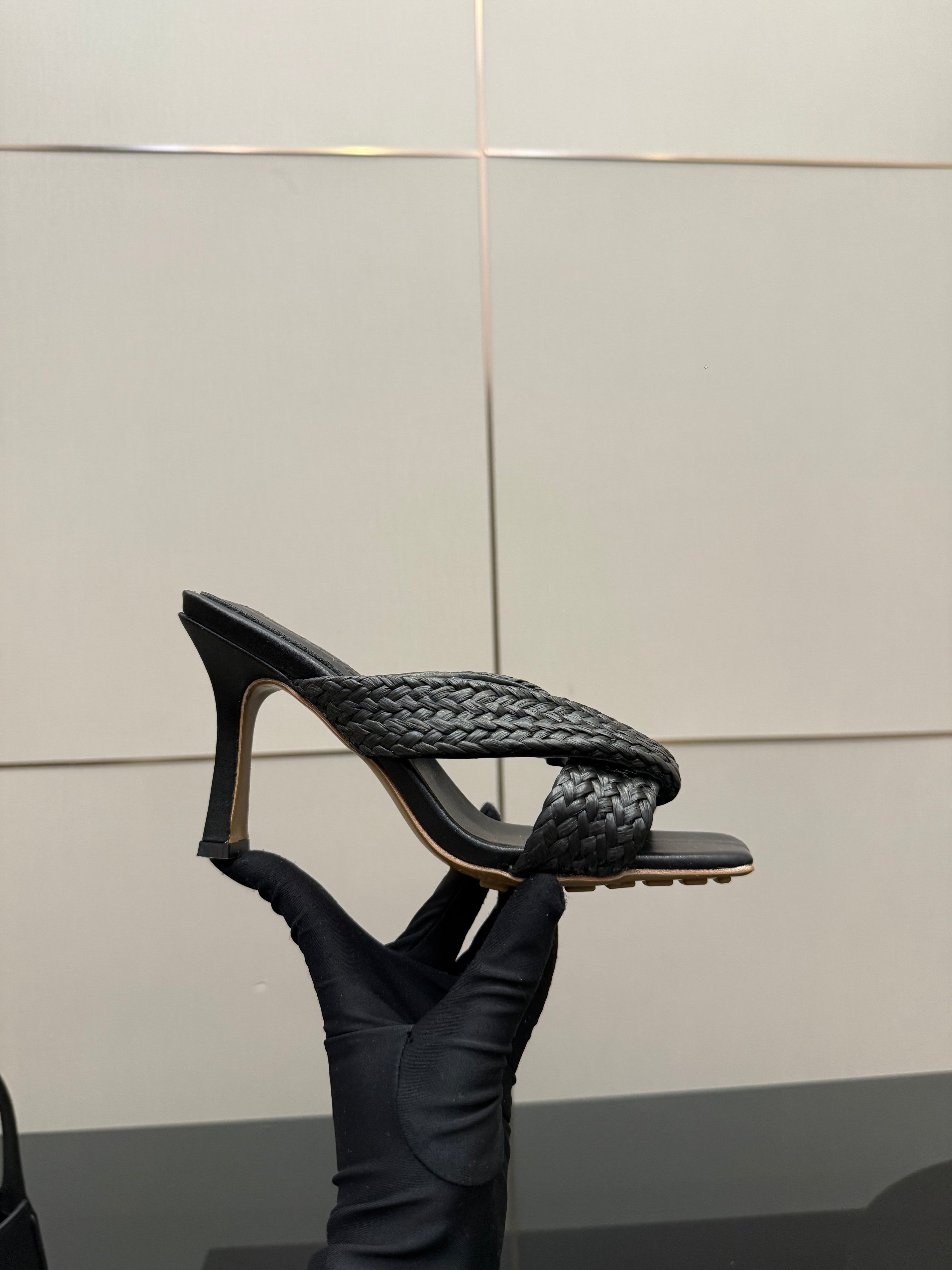 BOTTEGA VENETA 26S HEELED SANDALS 95 MM IN BLACK CALFSKIN AND RAFFIA