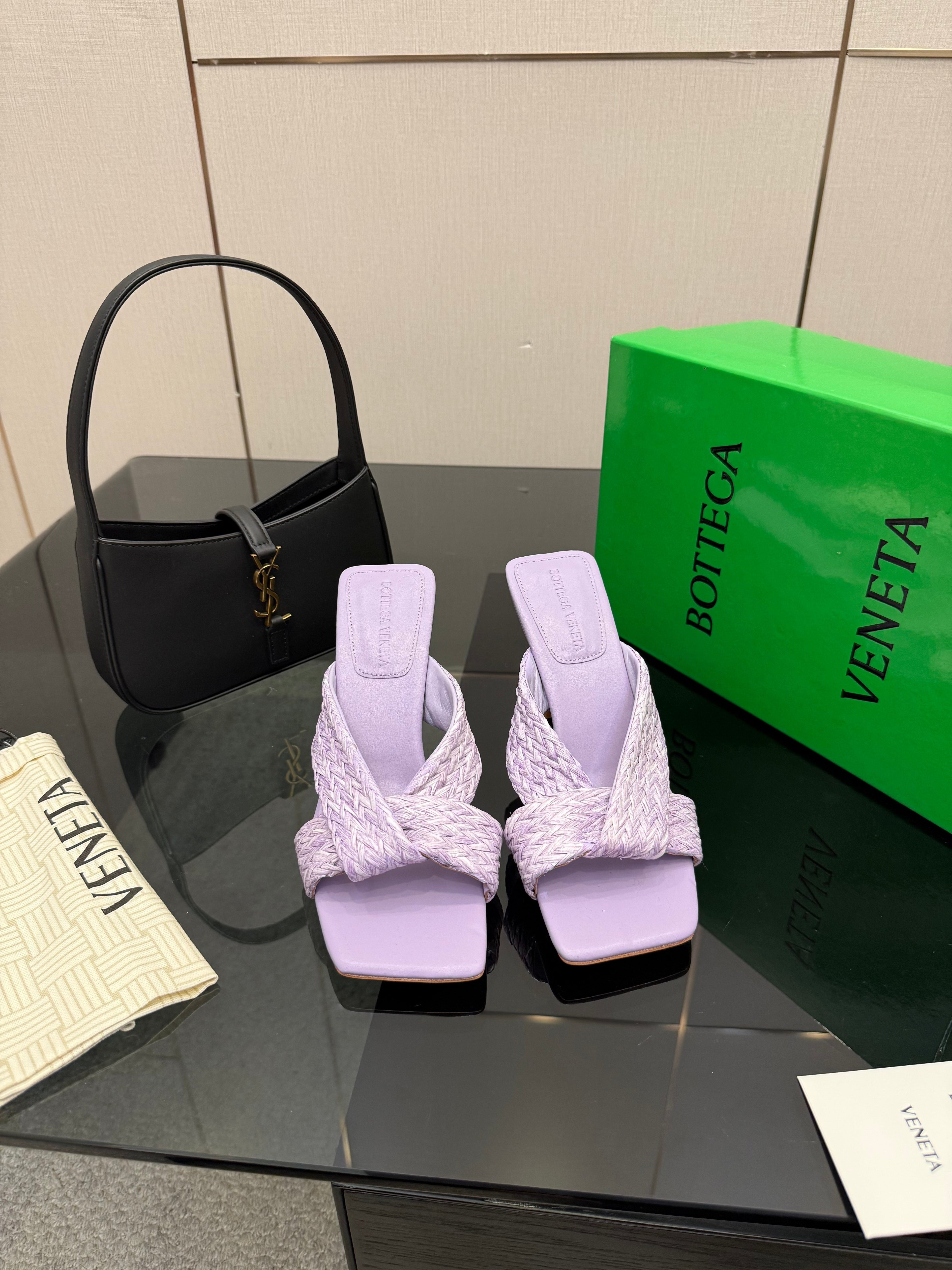 BOTTEGA VENETA 26S HEELED SANDALS 95 MM IN LIGHT PURPLE CALFSKIN AND RAFFIA