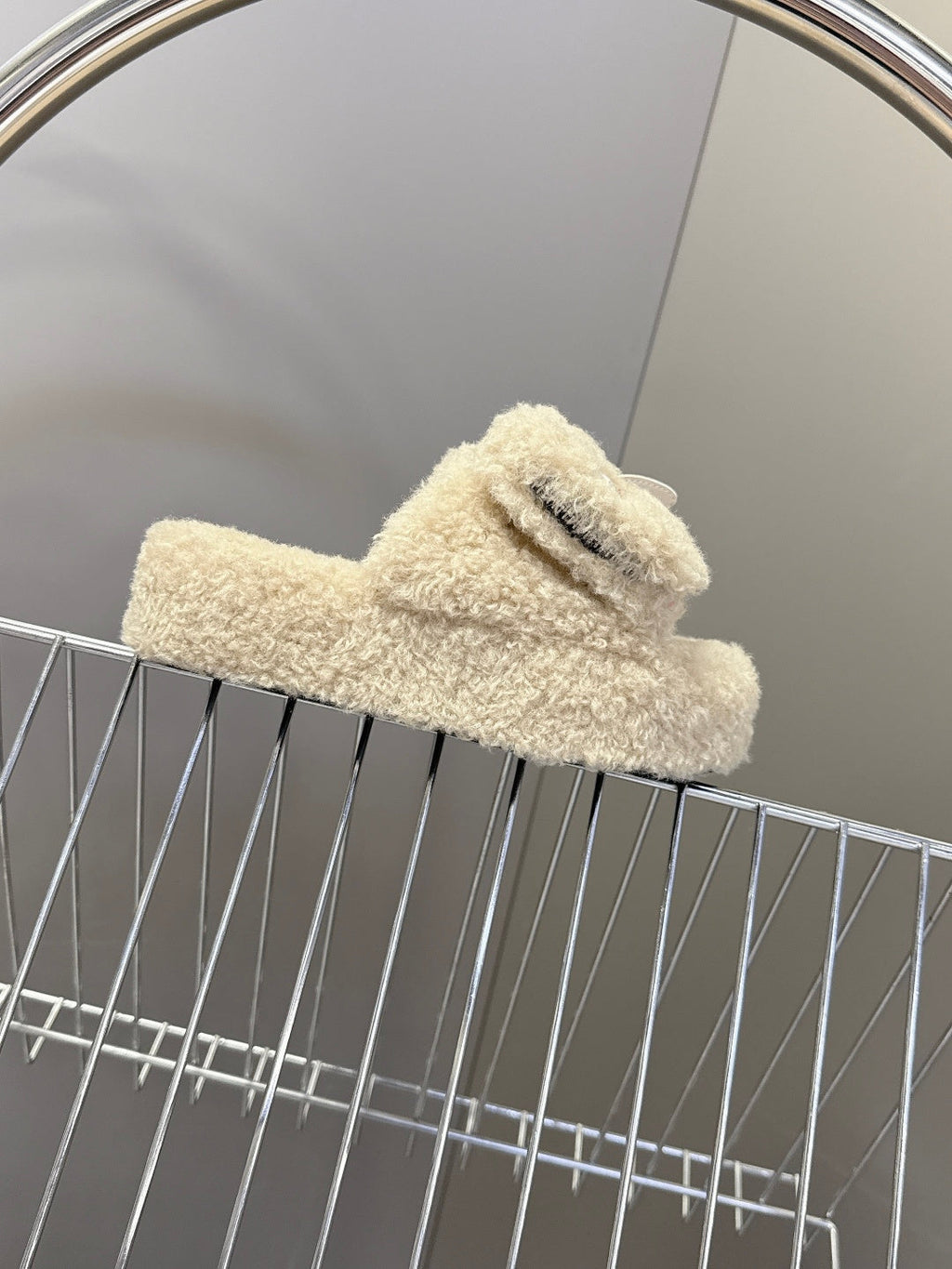 BALENCIAGA 25S SLIPPERS IN BEIGE FAUX SHEARLING