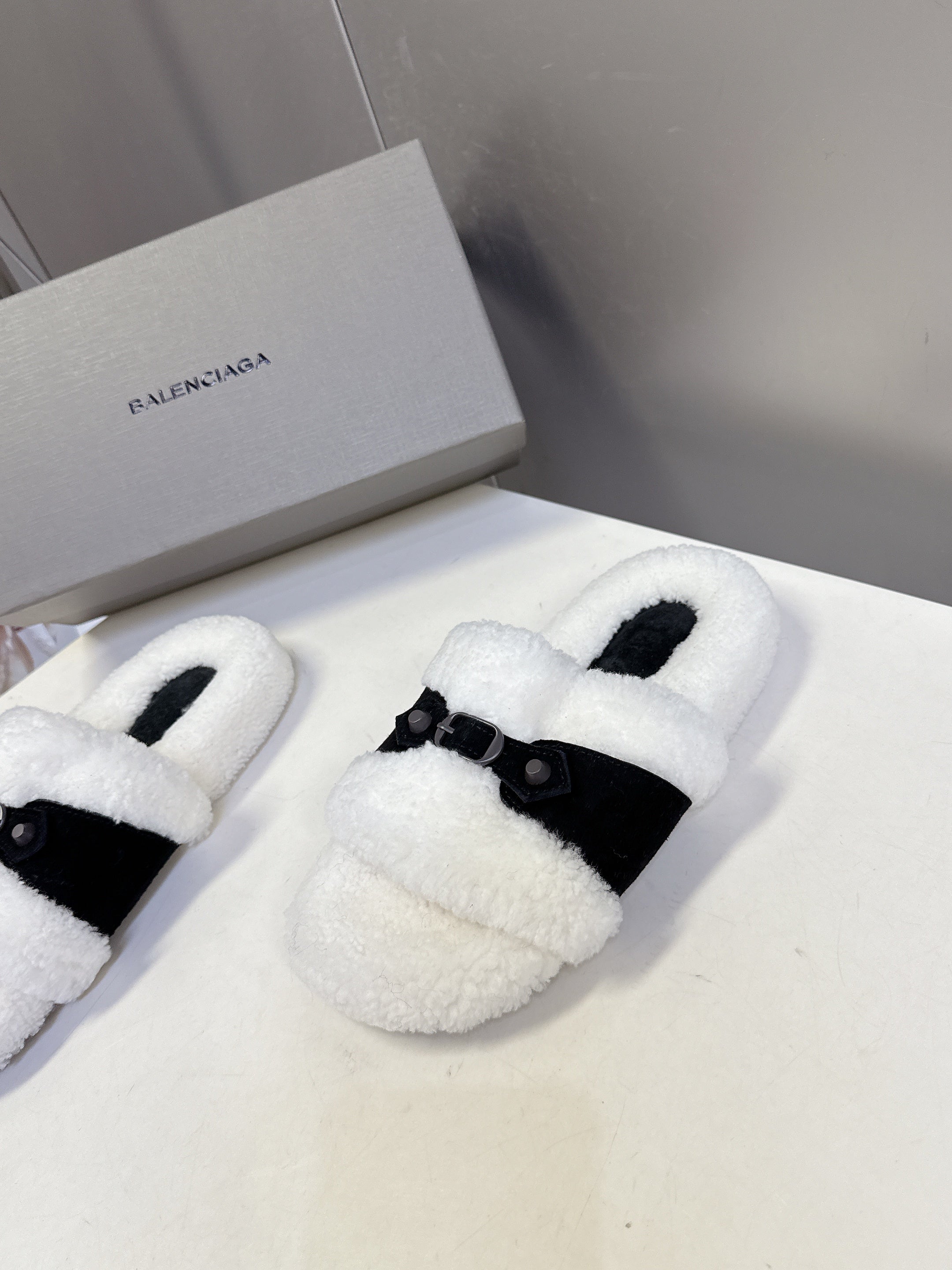 BALENCIAGA 25S SLIPPERS IN BLACK SUEDE AND WHITE WOOL