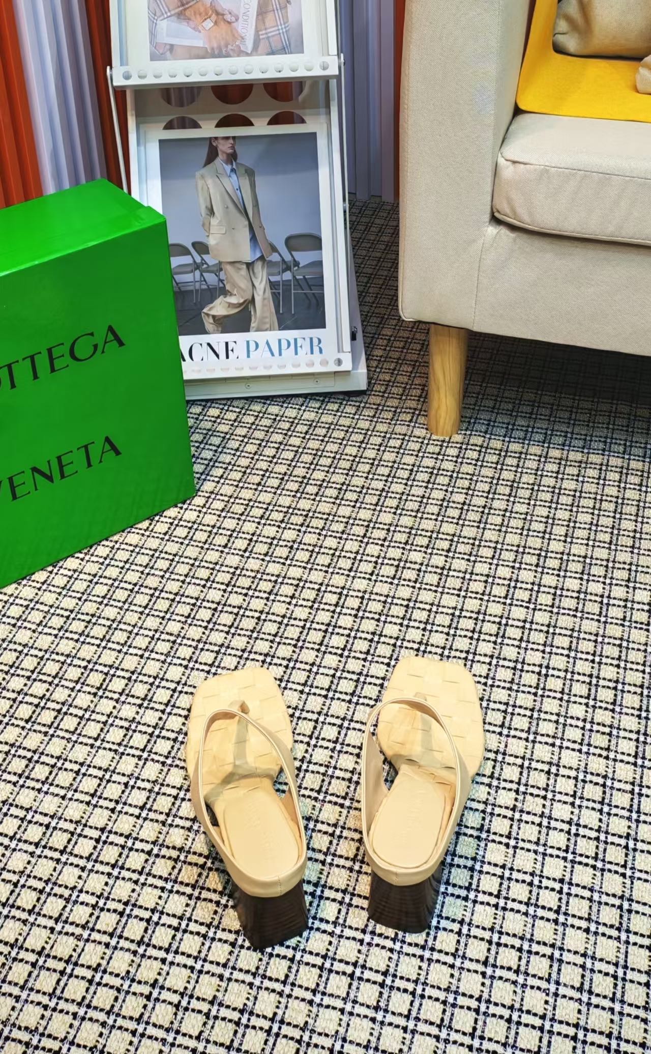 BOTTEGA VENETA MARELLA THONG IN PALE YELLOW CALFSKIN WITH SIGNATURE INTRECCIATO INSOLE