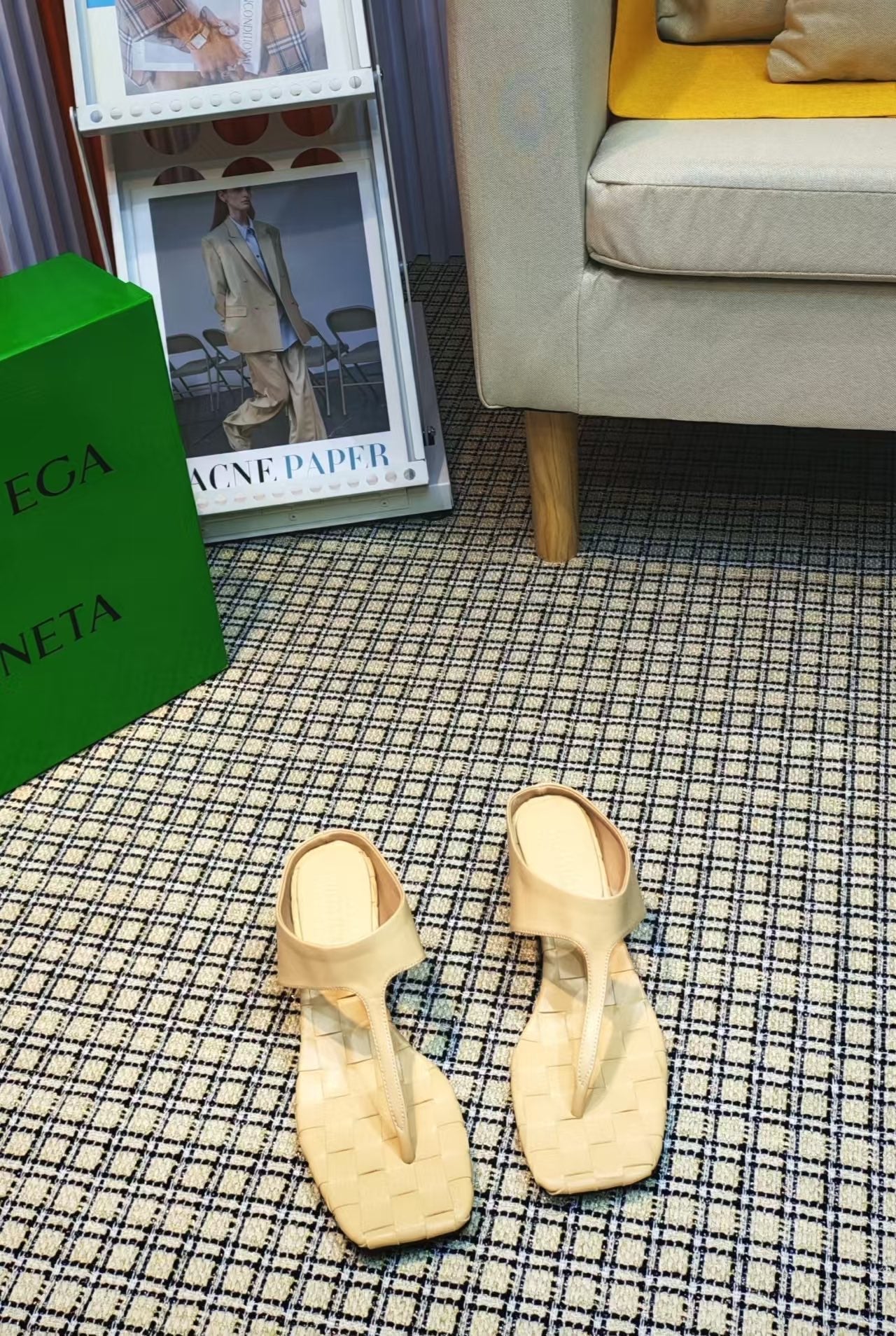 BOTTEGA VENETA MARELLA THONG IN PALE YELLOW CALFSKIN WITH SIGNATURE INTRECCIATO INSOLE
