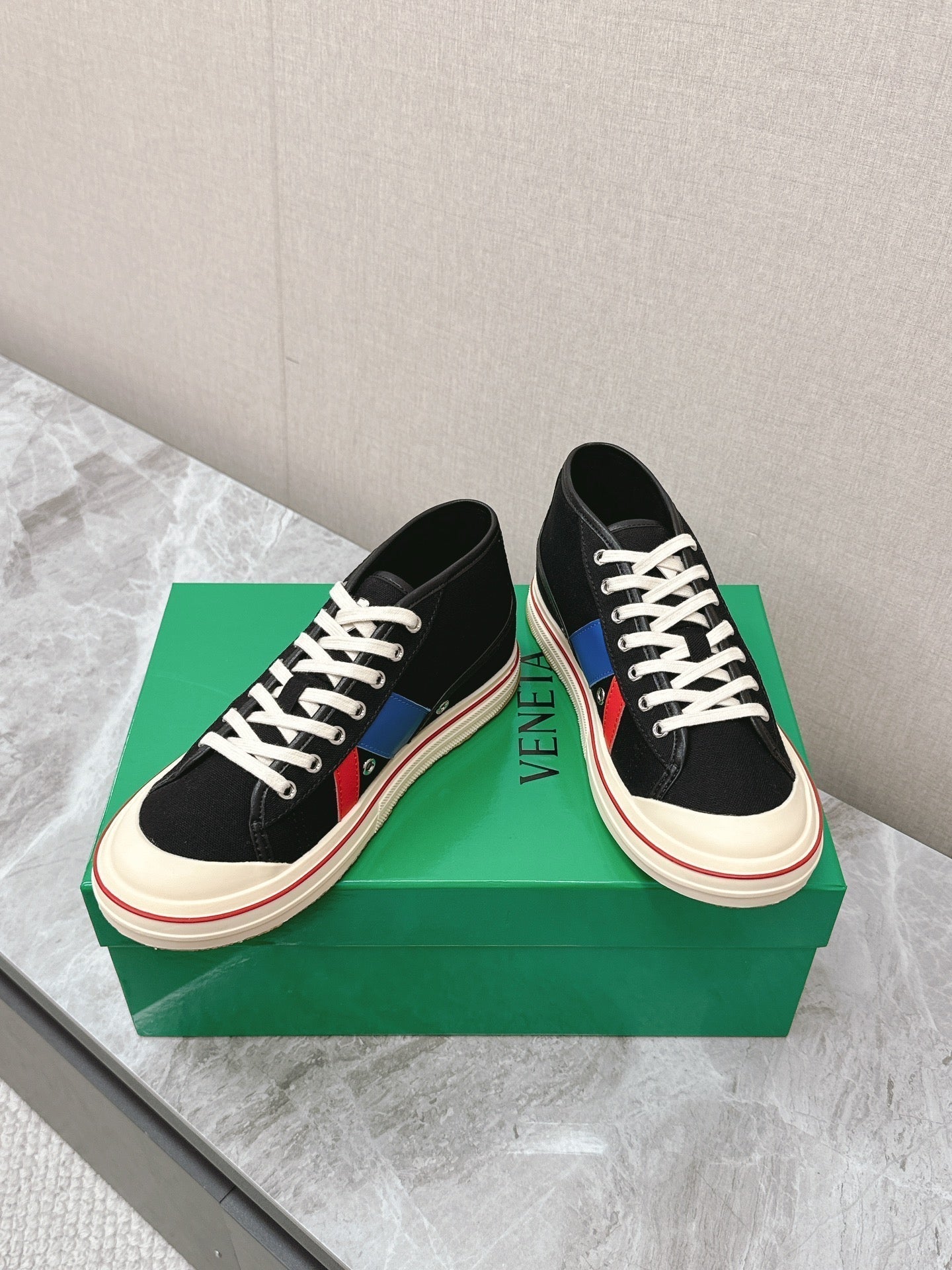 BOTTEGA VENETA ELIOT SNEAKER IN BLACK MIX BLUE AND RED CANVAS AND CALFSKIN