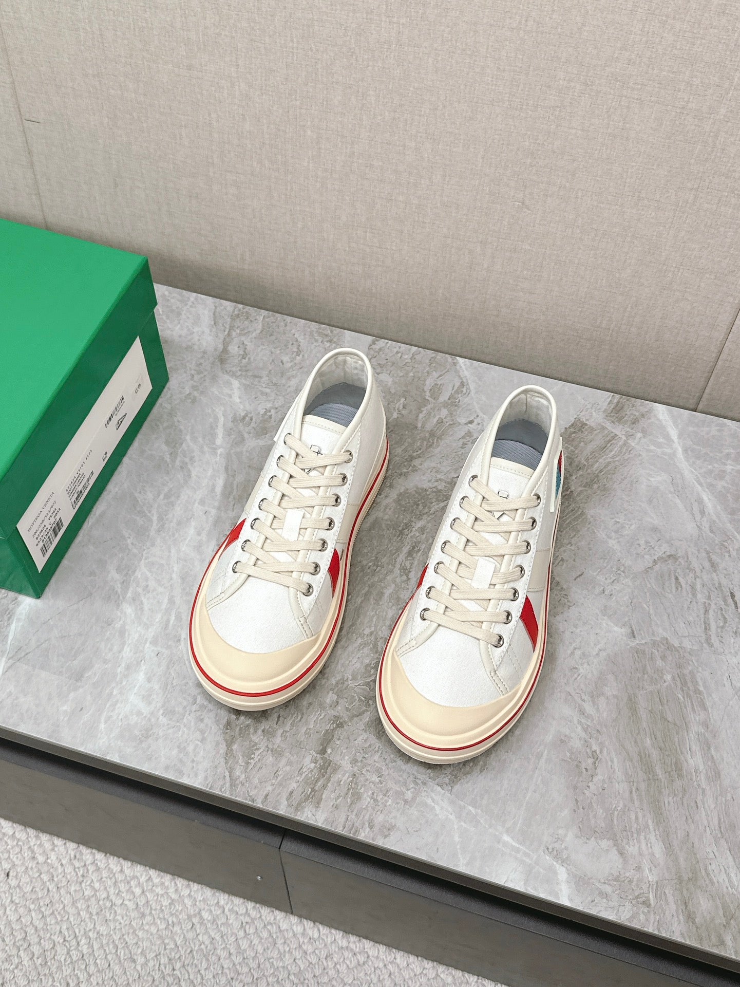 BOTTEGA VENETA ELIOT SNEAKER IN WHITE MIX CHERRY RED CANVAS AND CALFSKIN