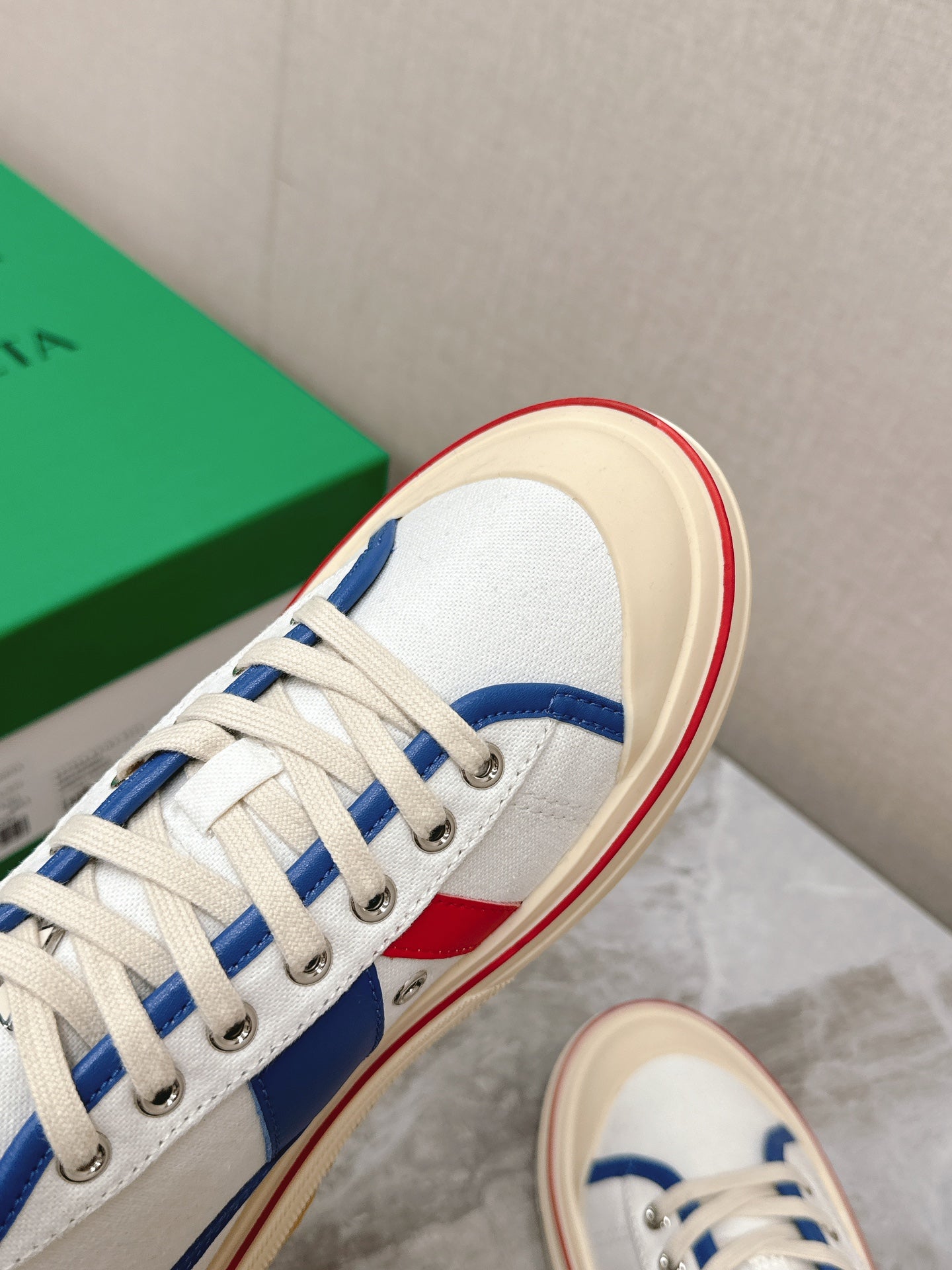 BOTTEGA VENETA ELIOT SNEAKER IN WHITE CANVAS WITH NAVY BLUE CALFSKIN