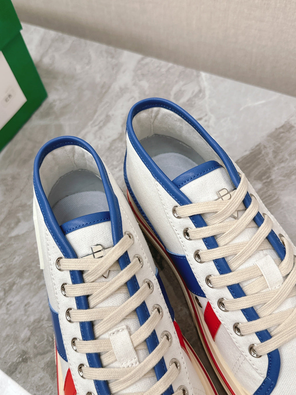 BOTTEGA VENETA ELIOT SNEAKER IN WHITE CANVAS WITH NAVY BLUE CALFSKIN