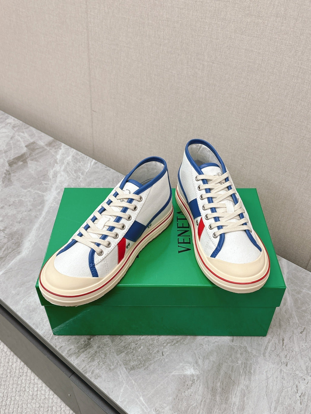 BOTTEGA VENETA ELIOT SNEAKER IN WHITE CANVAS WITH NAVY BLUE CALFSKIN