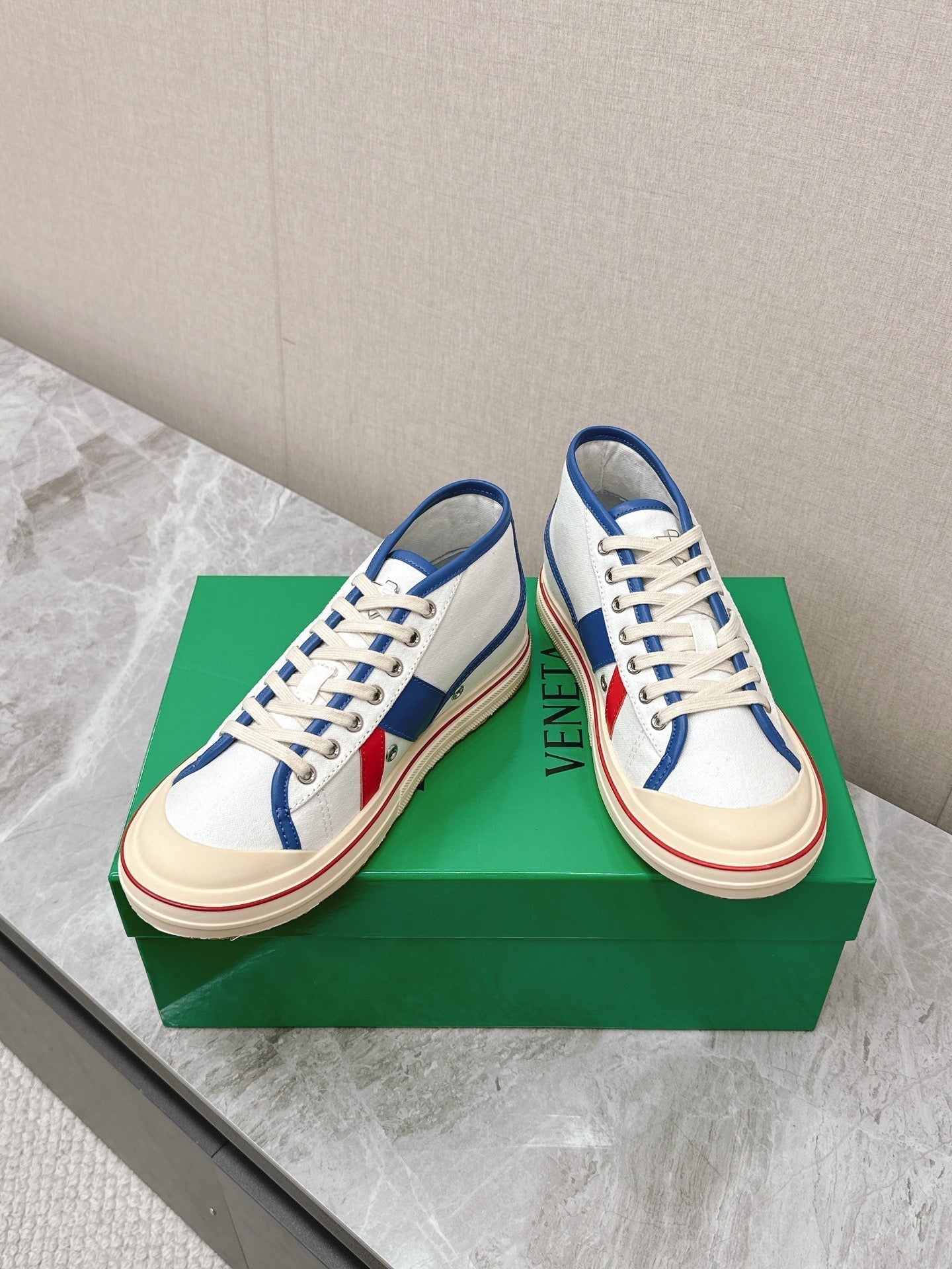 BOTTEGA VENETA ELIOT SNEAKER IN WHITE CANVAS WITH NAVY BLUE CALFSKIN