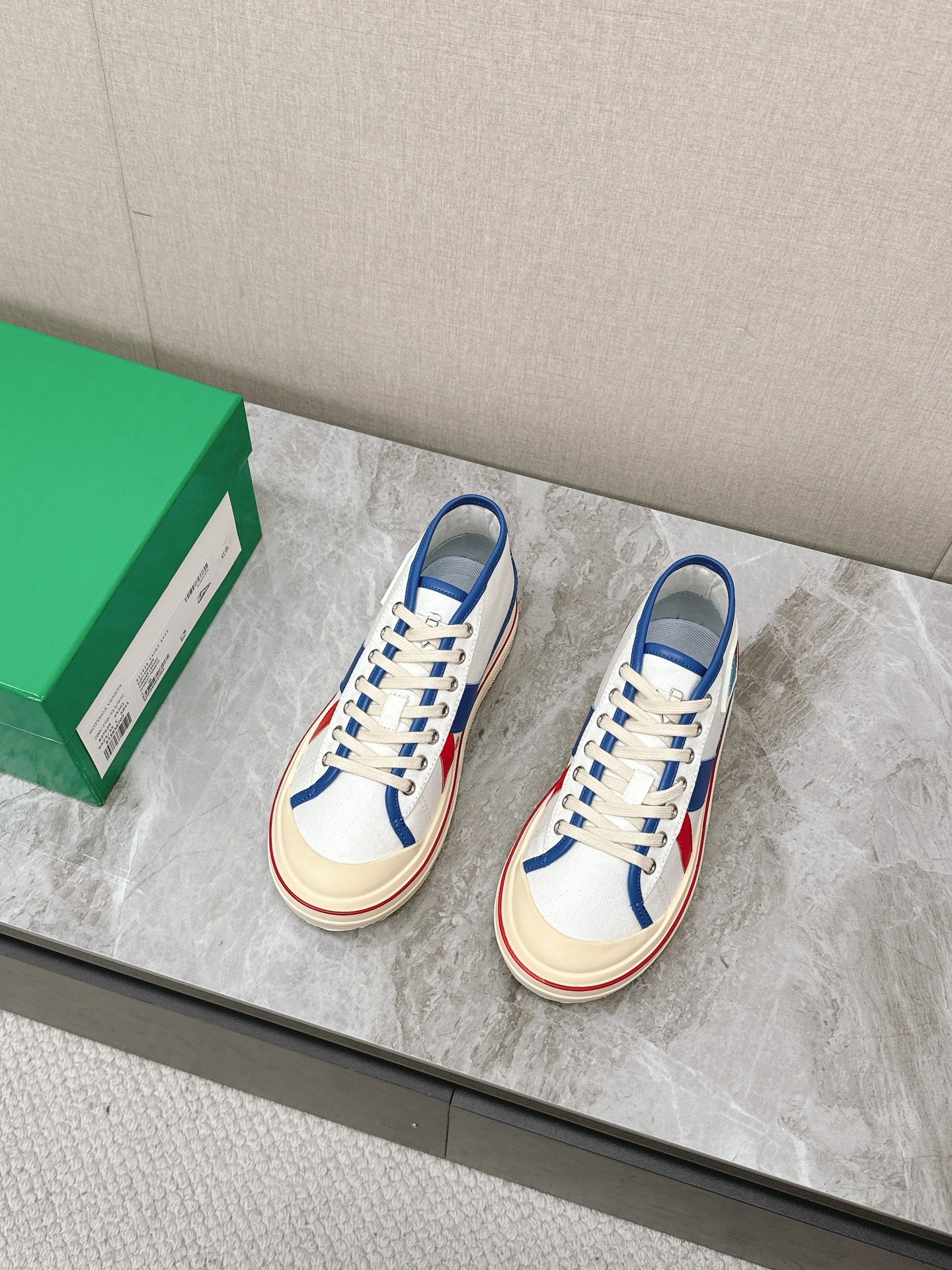 BOTTEGA VENETA ELIOT SNEAKER IN WHITE CANVAS WITH NAVY BLUE CALFSKIN