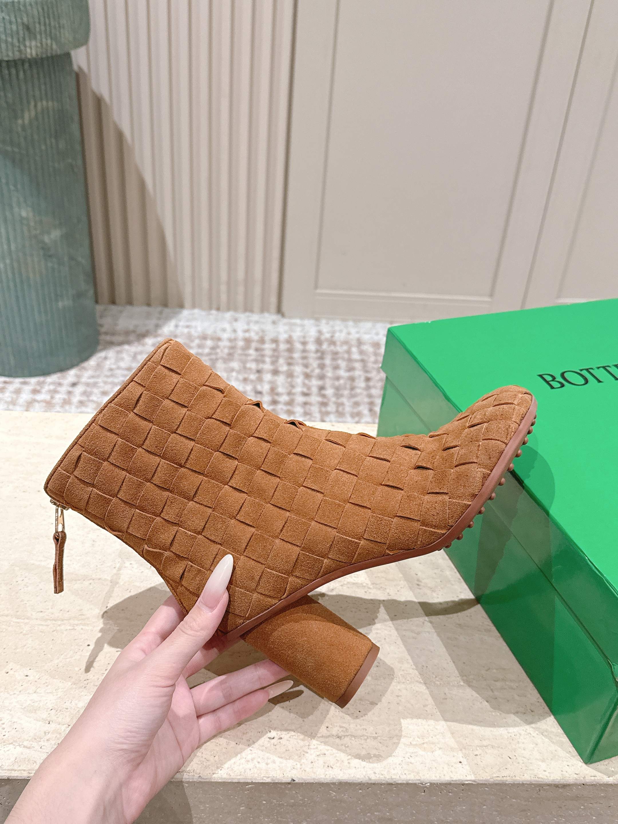 BOTTEGA VENETA 26S INTRECCIATO BOOTS 85 MM IN BROWN SUEDE