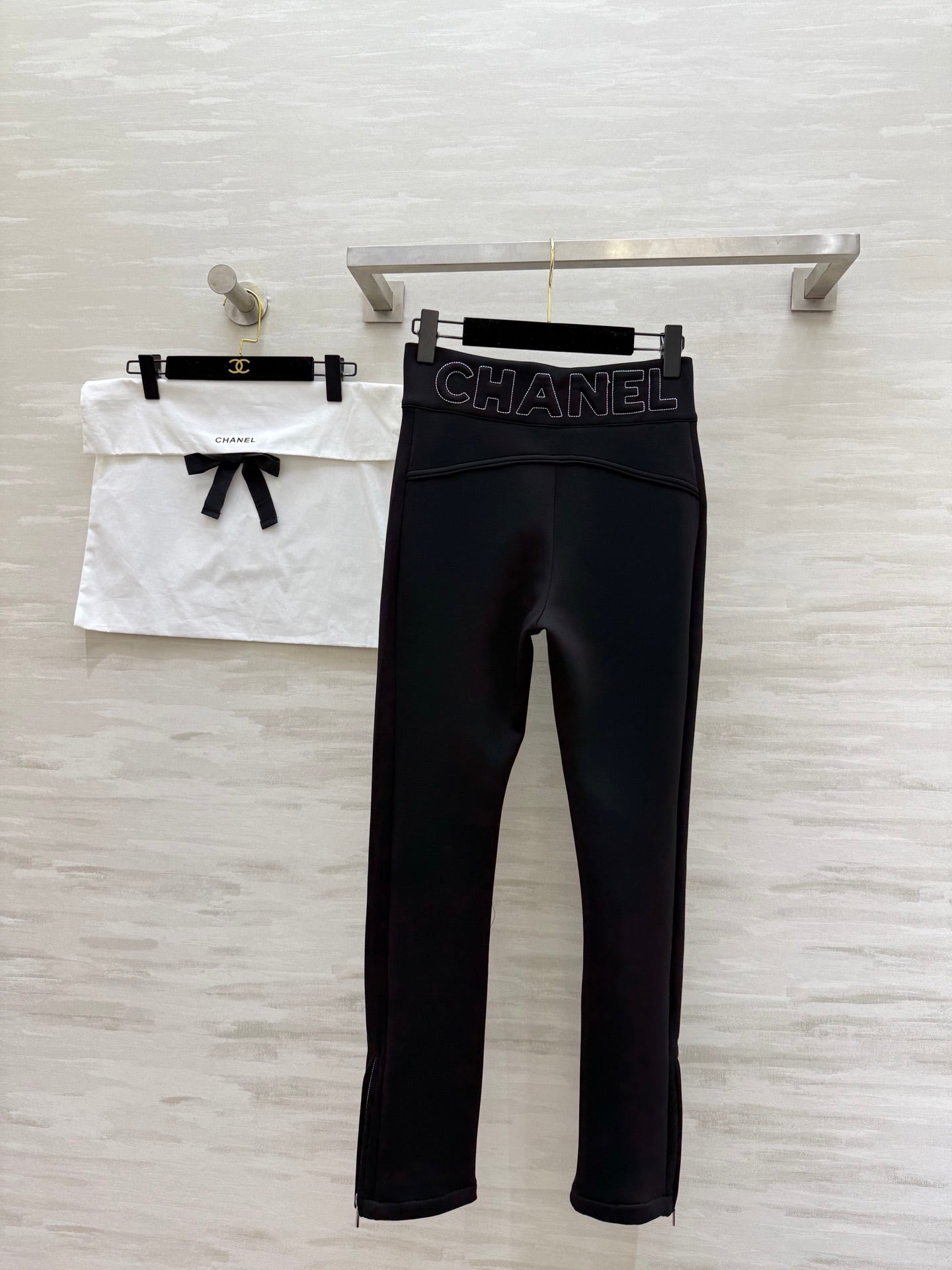 CHANEL 26S SLIM-FIT SWEATPANTS 744