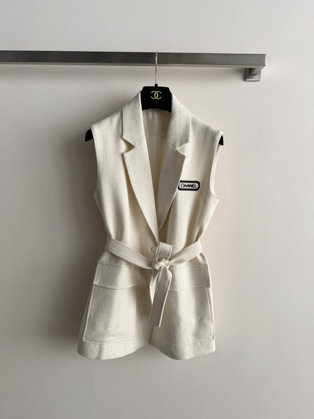 CHANEL 26S SLEEVELESS BLAZER 709
