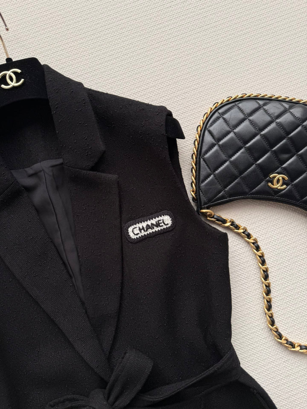 CHANEL 26S SLEEVELESS BLAZER 708