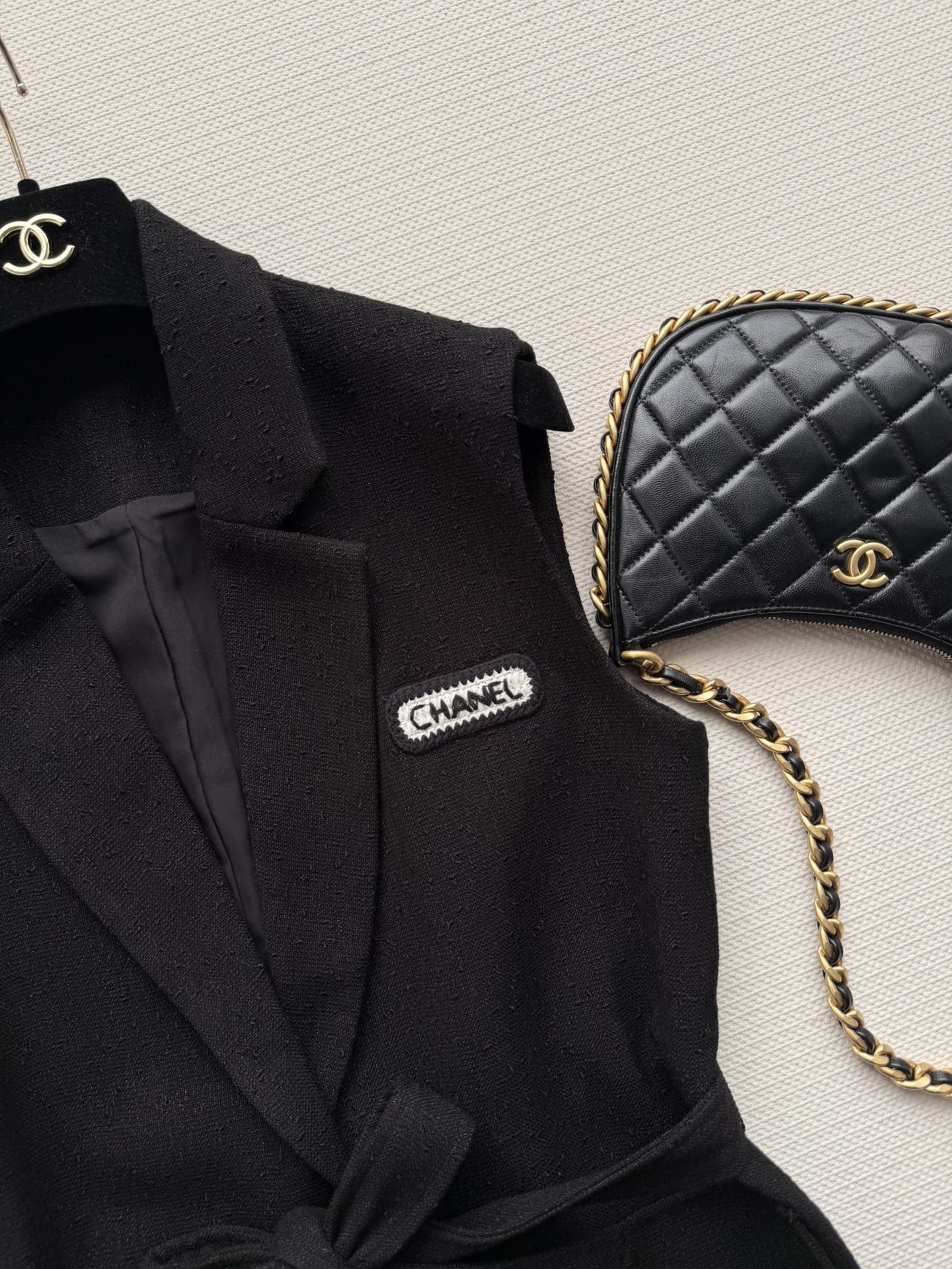 CHANEL 26S SLEEVELESS BLAZER 708